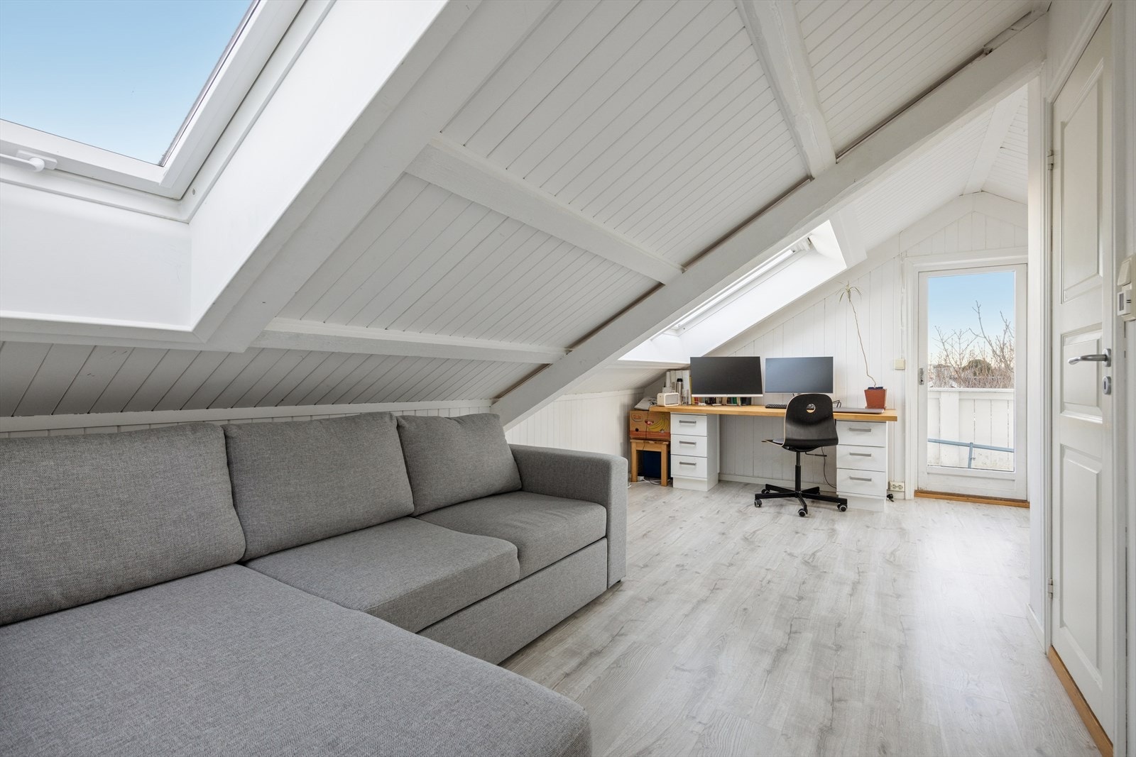 Loftstue og kontor på 6,3 kvm med utgang til balkong på hver sin gavlvegg. Galleribilde