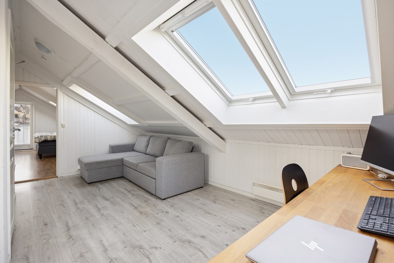 Loftstuen har store takvinduer som gir godt med lysinnslipp. Galleribilde