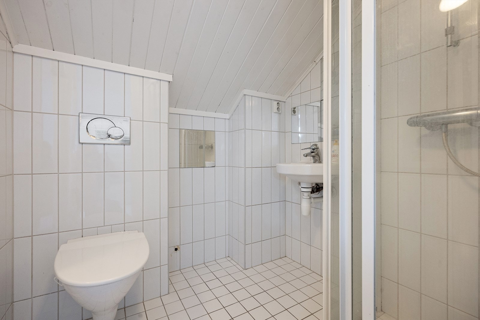 Flislagt bad på loft 1,7 kvm. Galleribilde