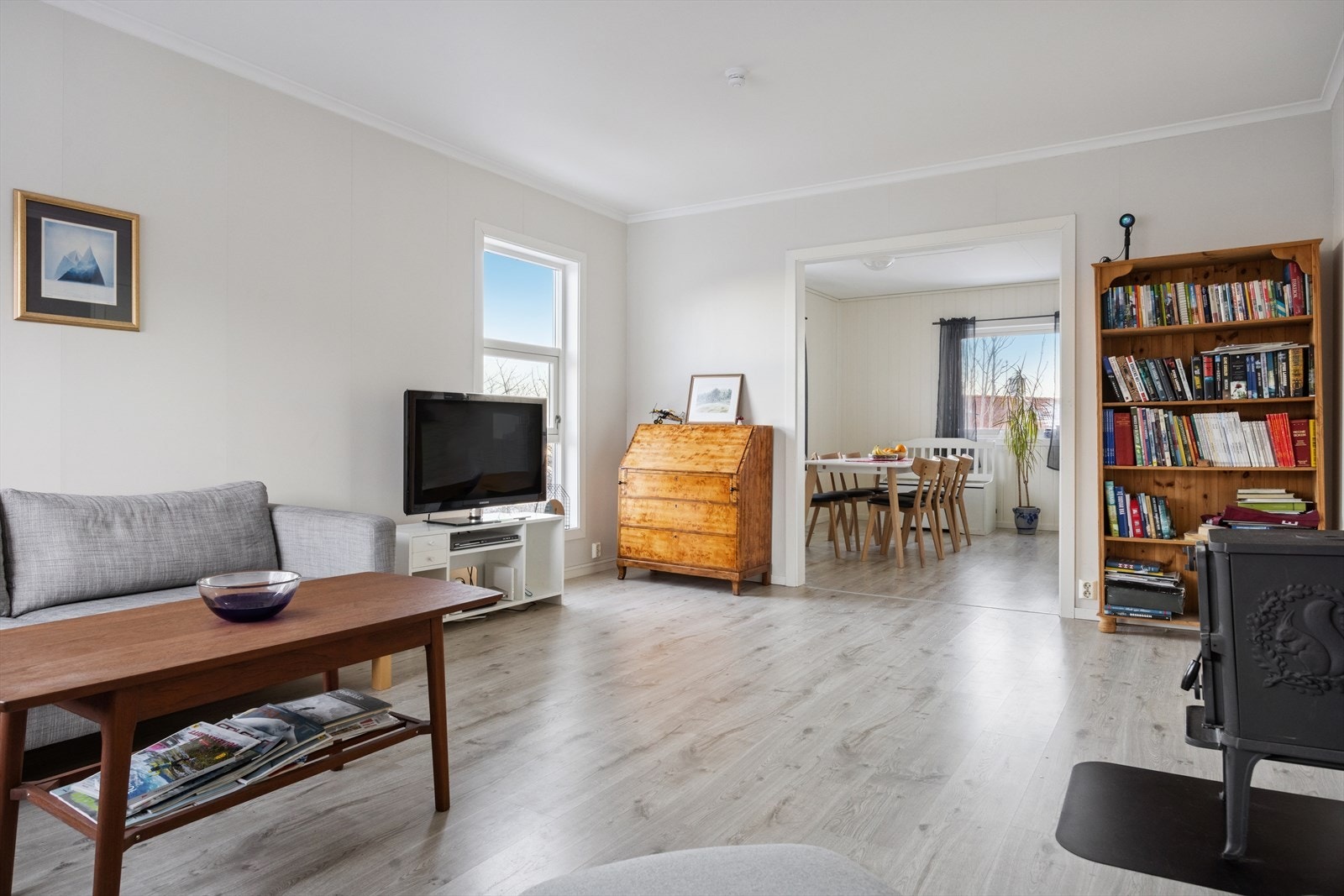 Stuen er delvis adskilt fra kjøkkenet og spisestuen. Galleribilde