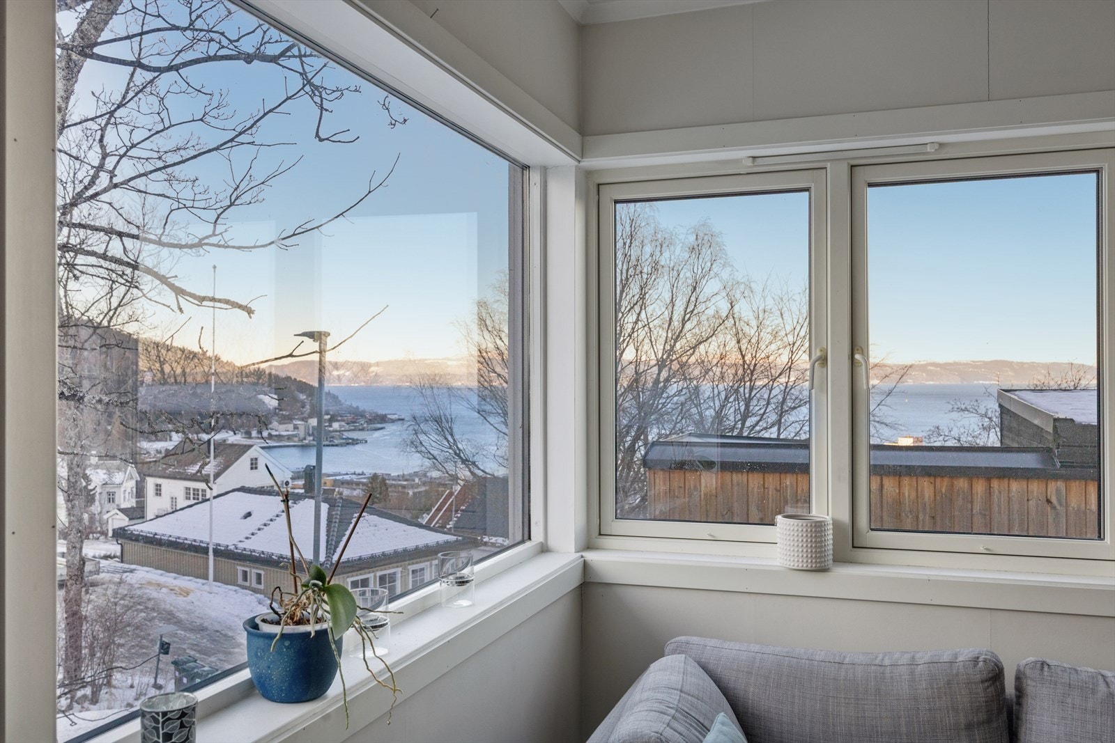 Nydelig utsikt fra stuens hjørnevinduer i 2 etasje. Galleribilde