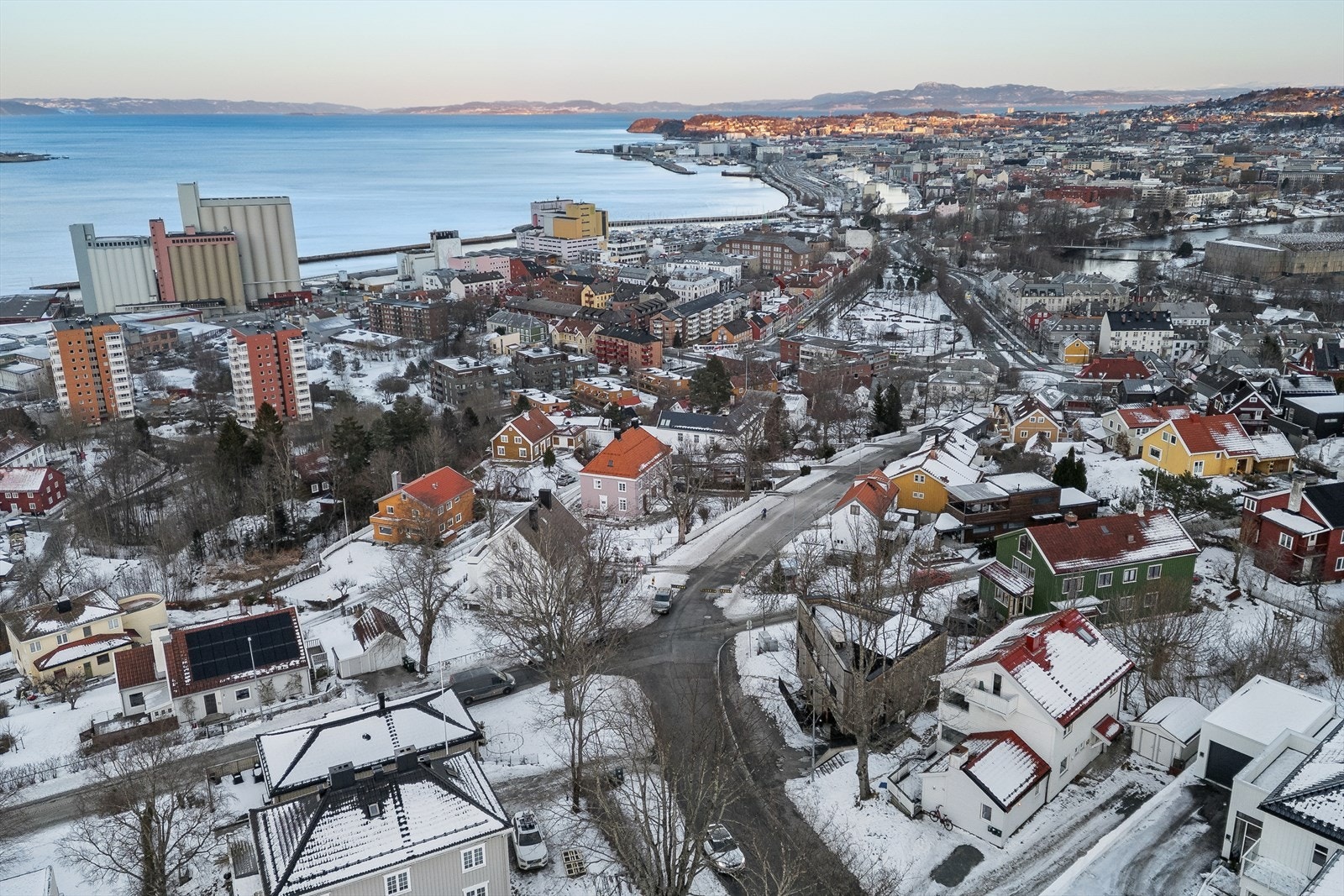 Boligen ligger i et rolig og attraktiv område. Kort vei til Bymarka og sentrum. Galleribilde
