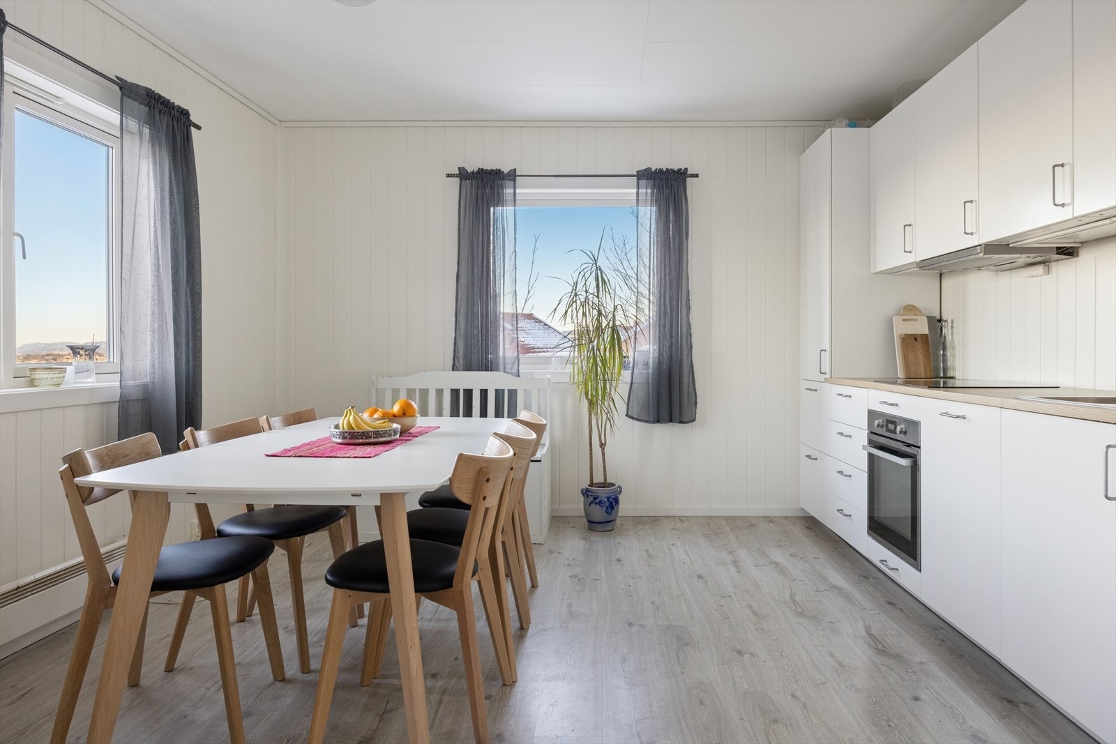 Lyst og tidløst kjøkken med god plass til en spisegruppe. Galleribilde