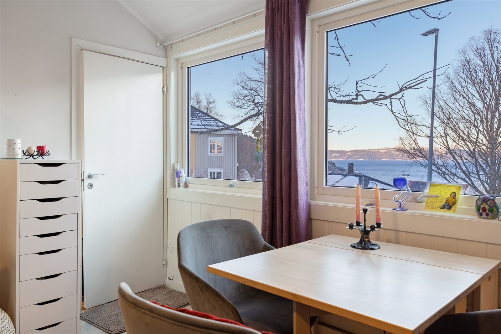 Fra spiseplassen kan man se utover Trondheimsfjorden. Galleribilde