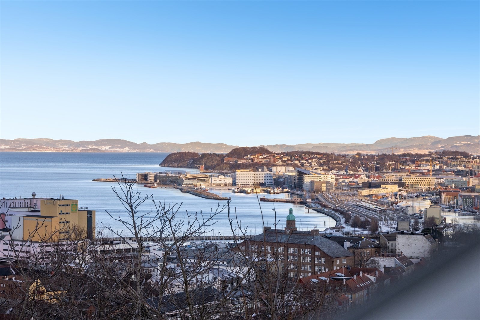 Man har også nydelig utsikt i retning byen og Ladehammeren. Galleribilde