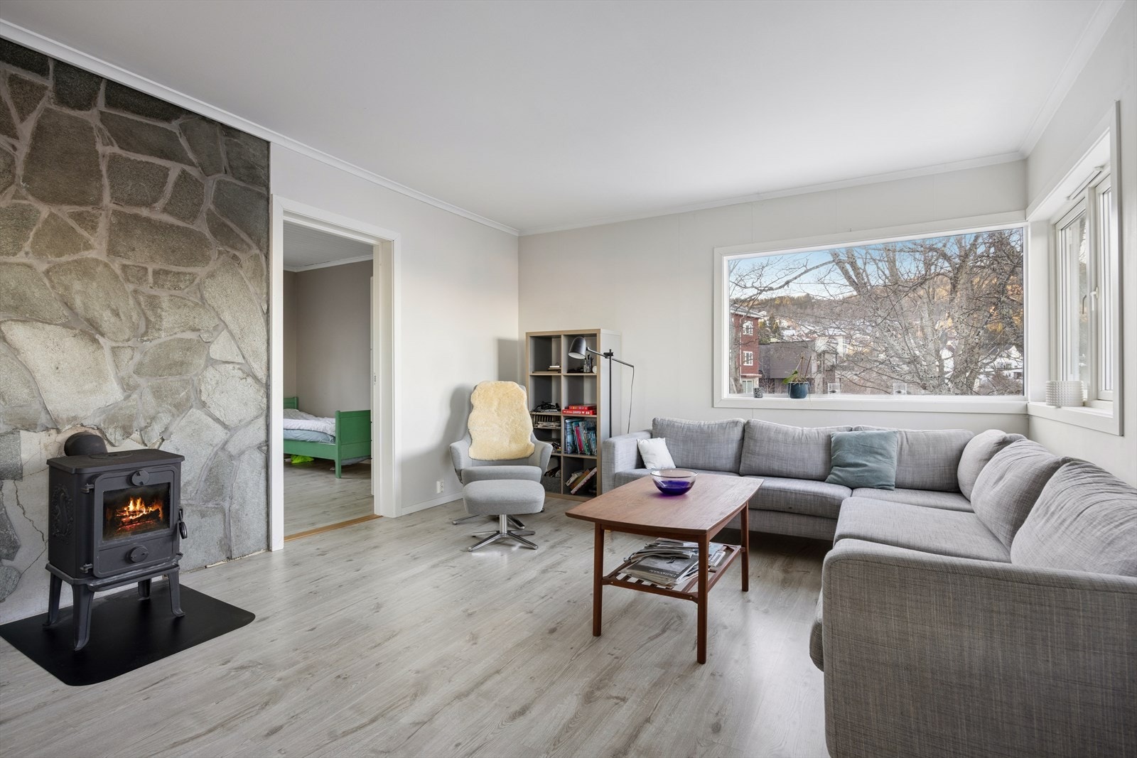 Stuen som er på 23,1 kvm har også vedfyring. Galleribilde