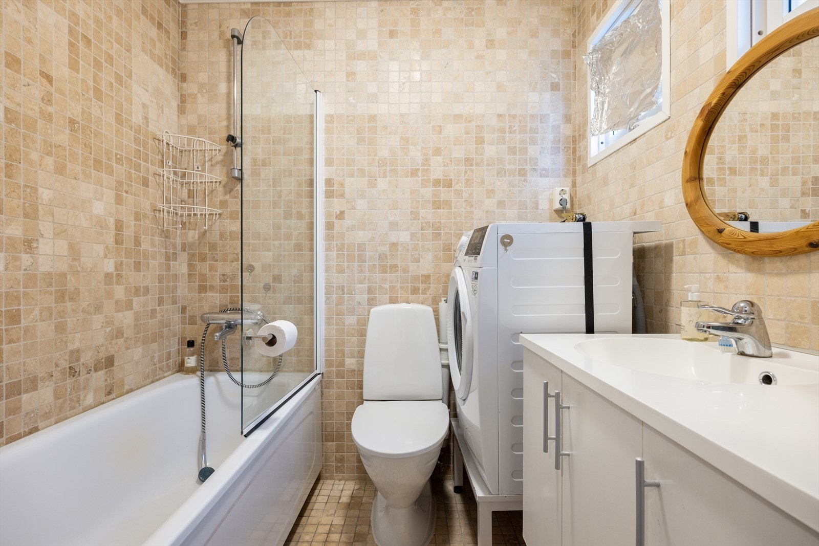 Badet tilhørende 2-roms leiligheten er på 3,3 kvm. Totalt er det 5 bad i boligen. Galleribilde