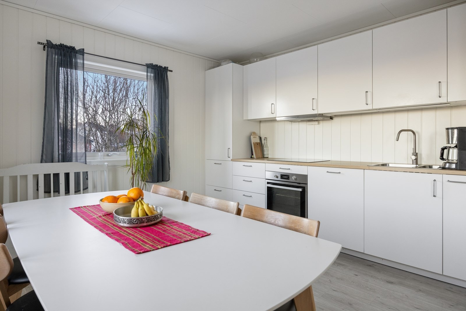 I tilknytting til kjøkkenet har man god plass til spisebord. Galleribilde