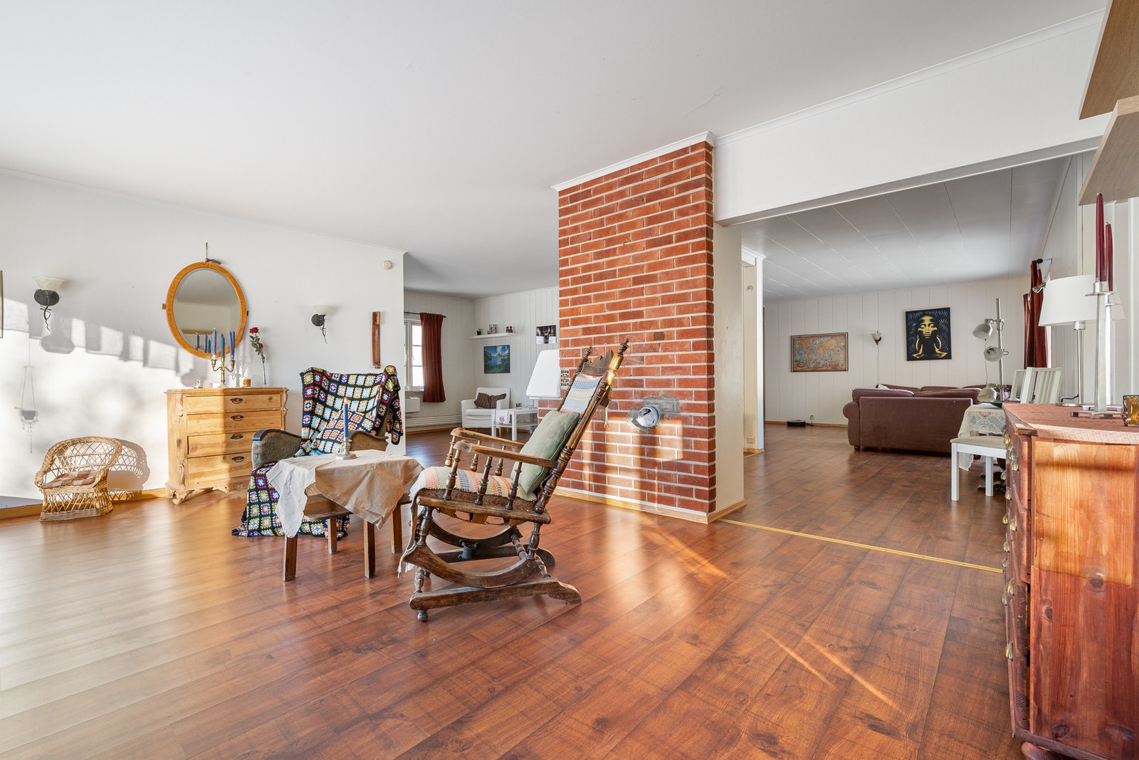 Boligen byr på mange gode oppholdsrom med flere stuer Galleribilde