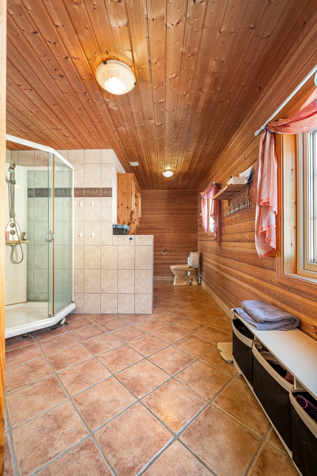 Stort bad som er renovert på 2000-tallet Galleribilde