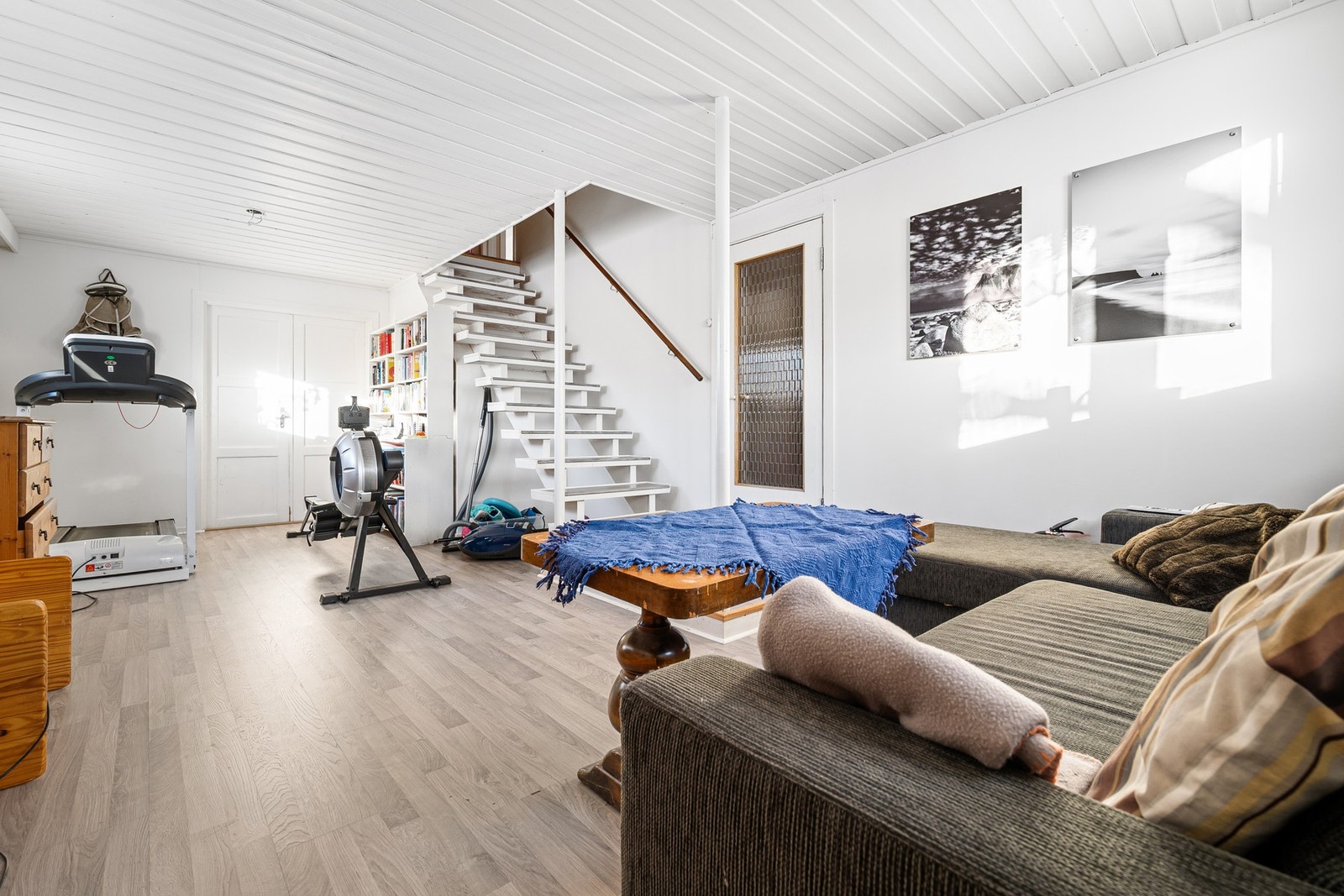 Kjelleretasje inneholder kjellerstue, flere boder og rom med badstue og dusj Galleribilde