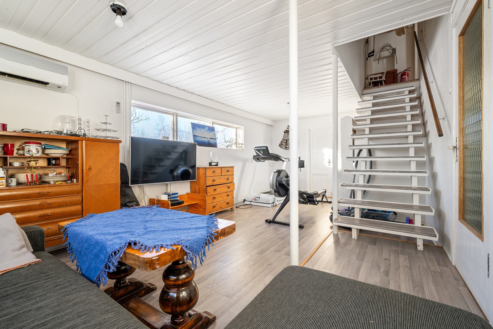 Det er varmepumpe både i 1. etasje og kjeller Galleribilde