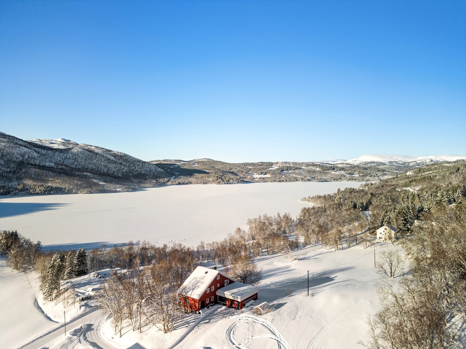 Eiendommen ligger i enden av Storvatnet, høytliggende i terrenget med fine utsikts- og solforhold Galleribilde