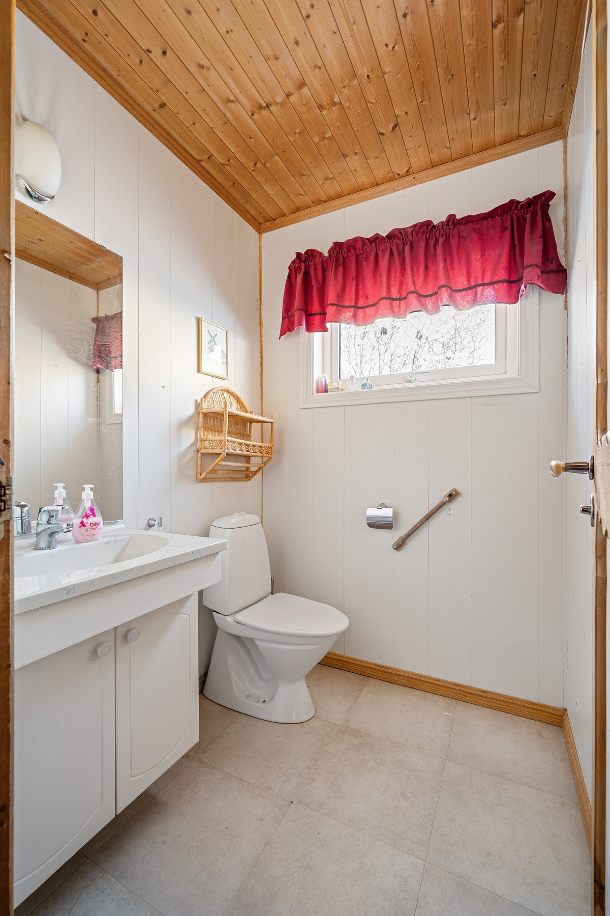 Toalettrommet er praktisk plassert i tilknytning entréen Galleribilde