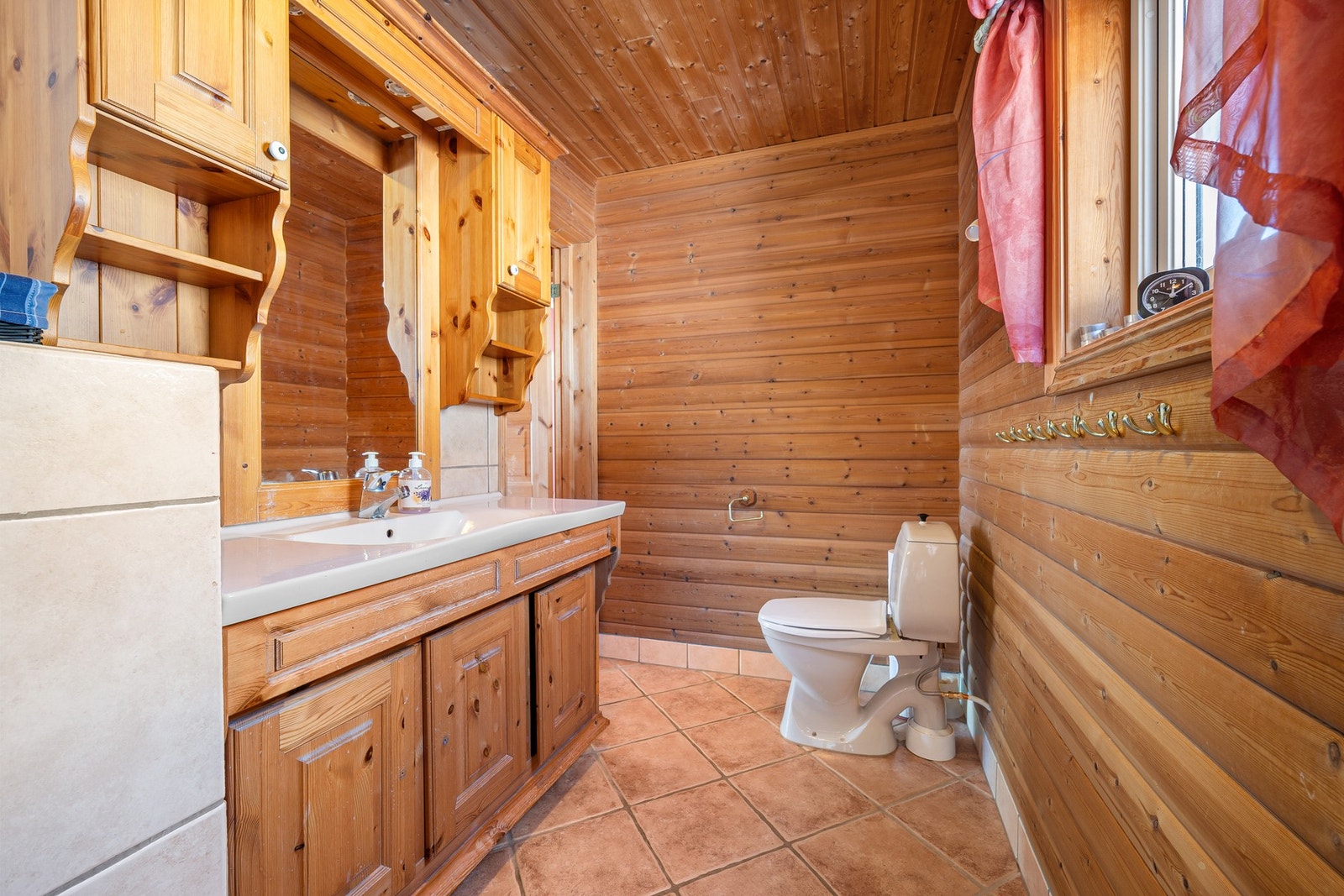 Rommet inneholder servantinnredning, toalett og dusjkabinett Galleribilde