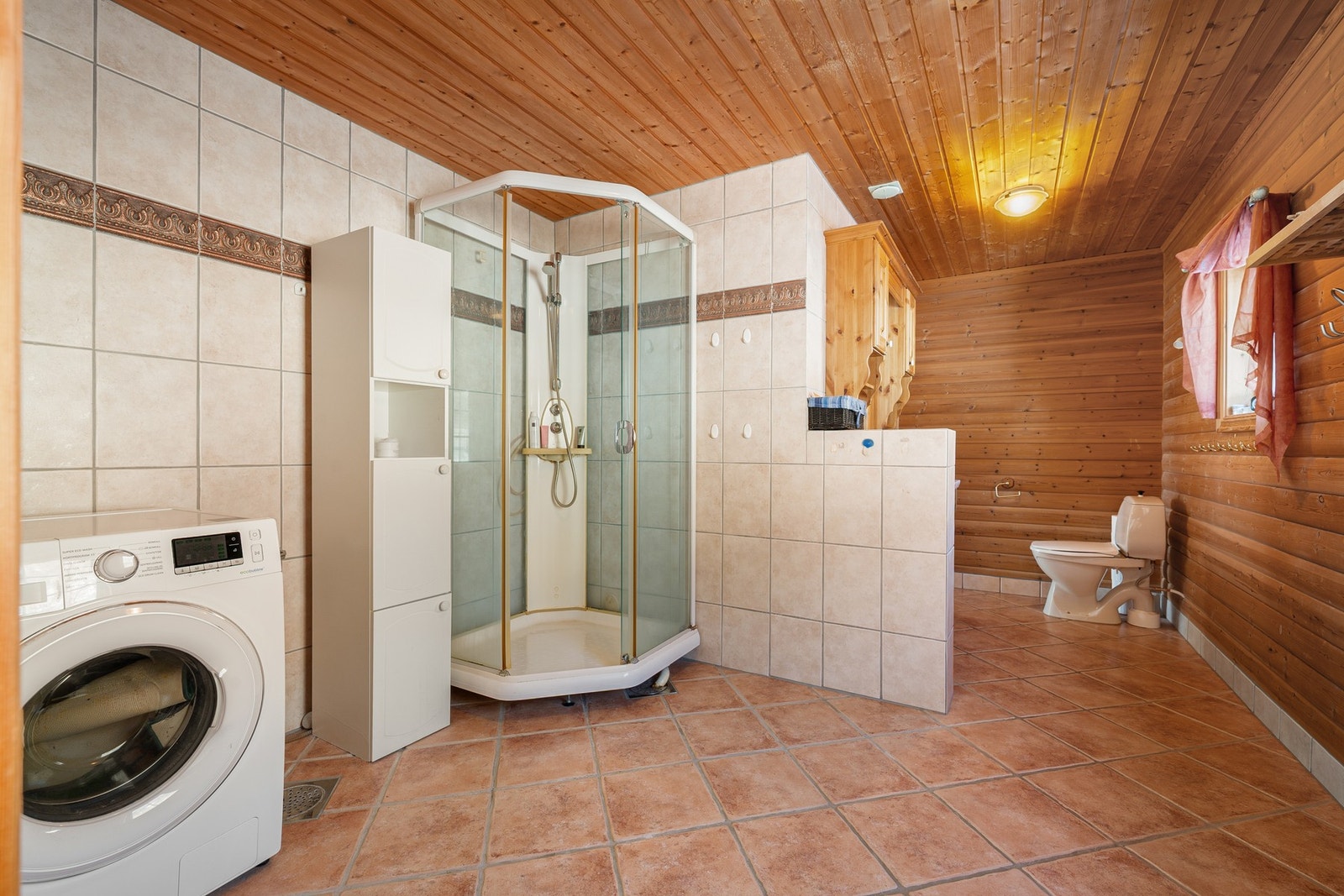 Kombinert bad og vaskerom med røropplegg til vaskemaskin Galleribilde