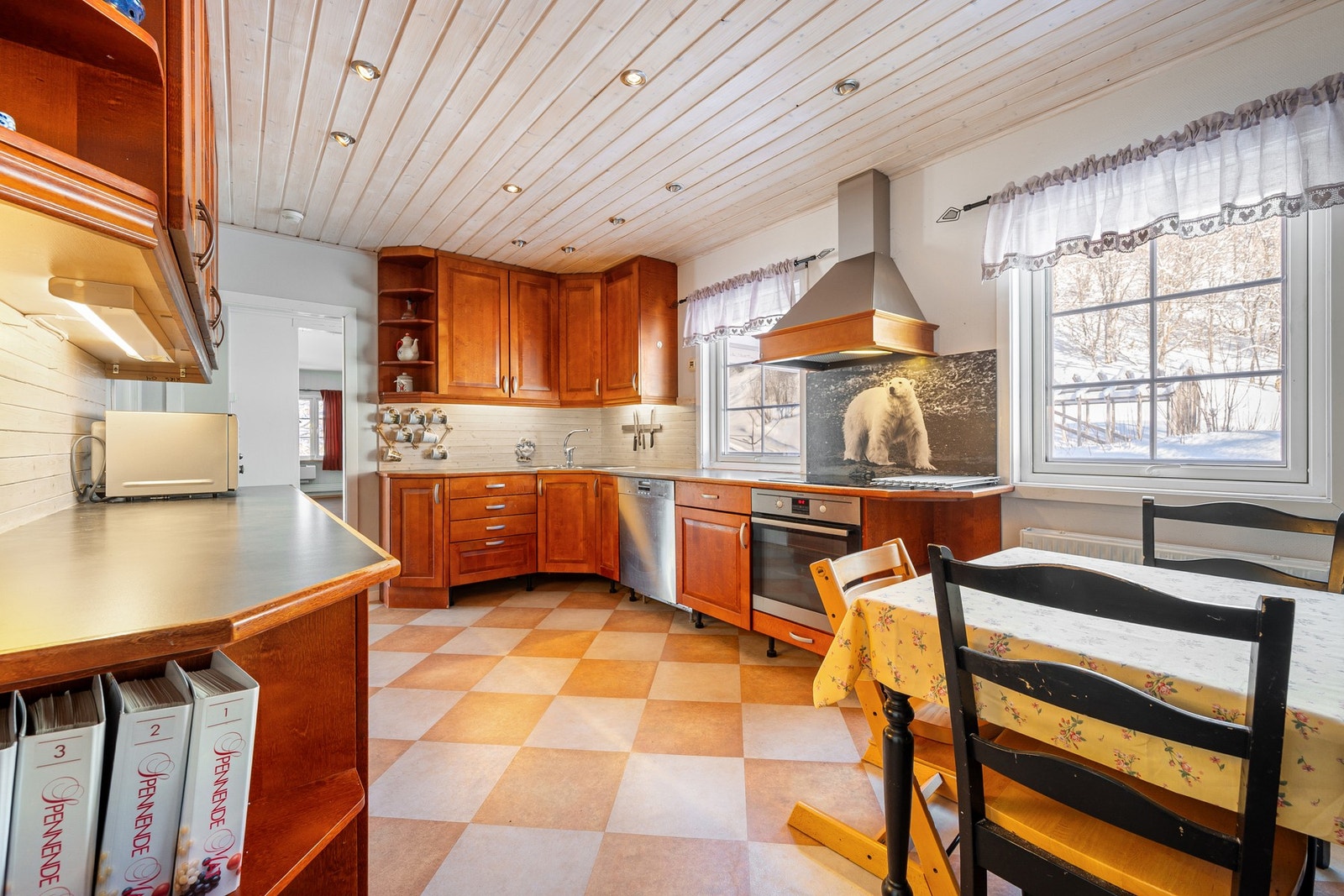 Takhøye overskap og rause arbeidsflater gir et funksjonelt kjøkken med plass til flere kokker Galleribilde