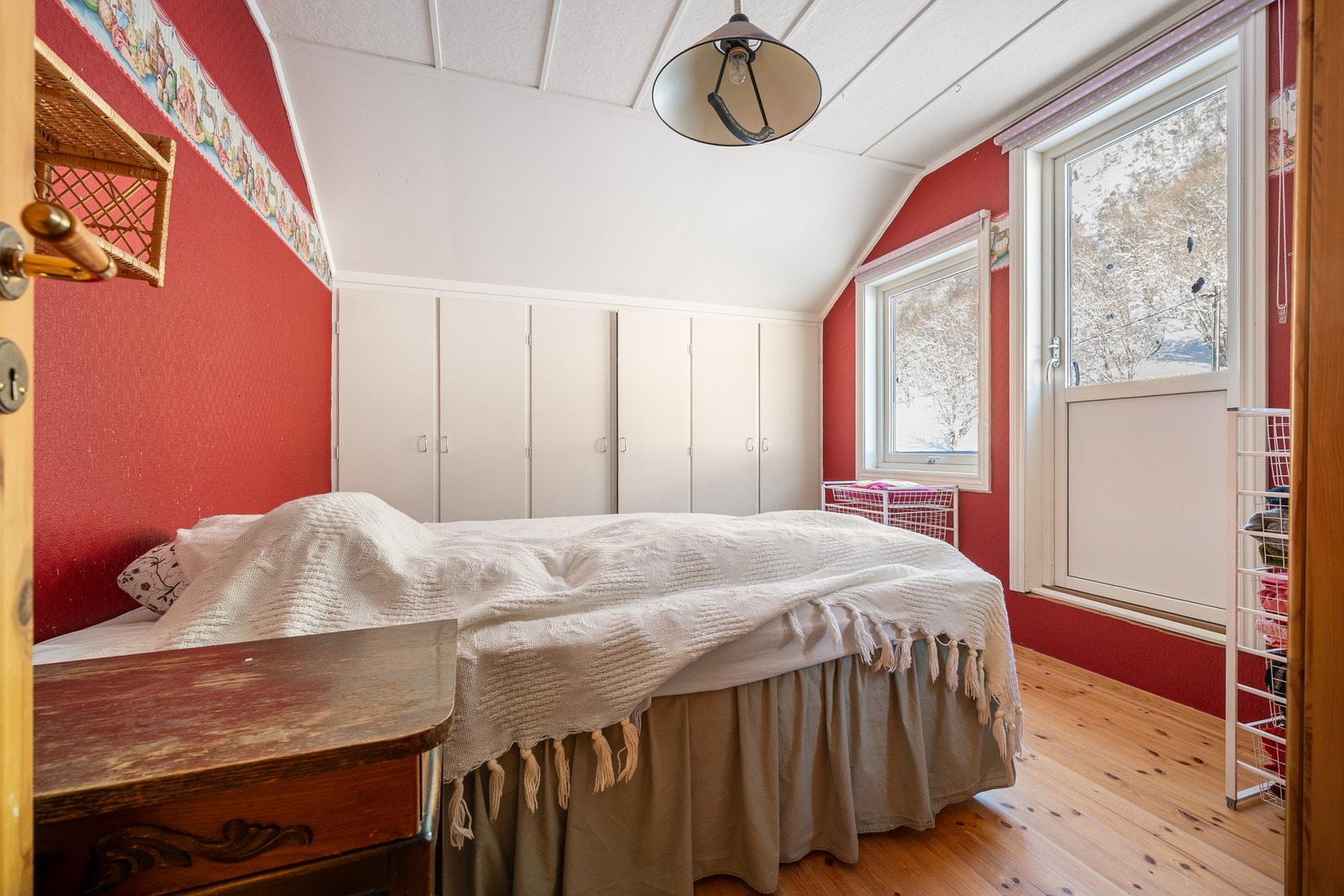 Soverom 1 med dør ut til stor, usjenert takterrasse Galleribilde