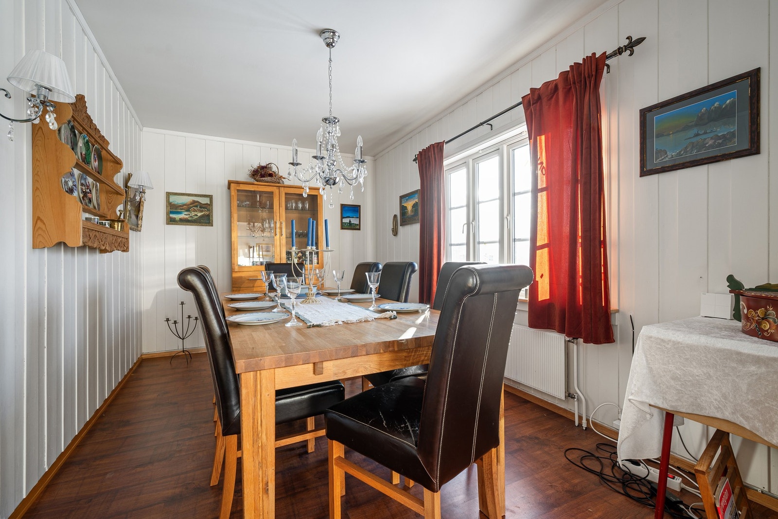 Her er det god plass til å invitere storfamilien eller venner til bords Galleribilde