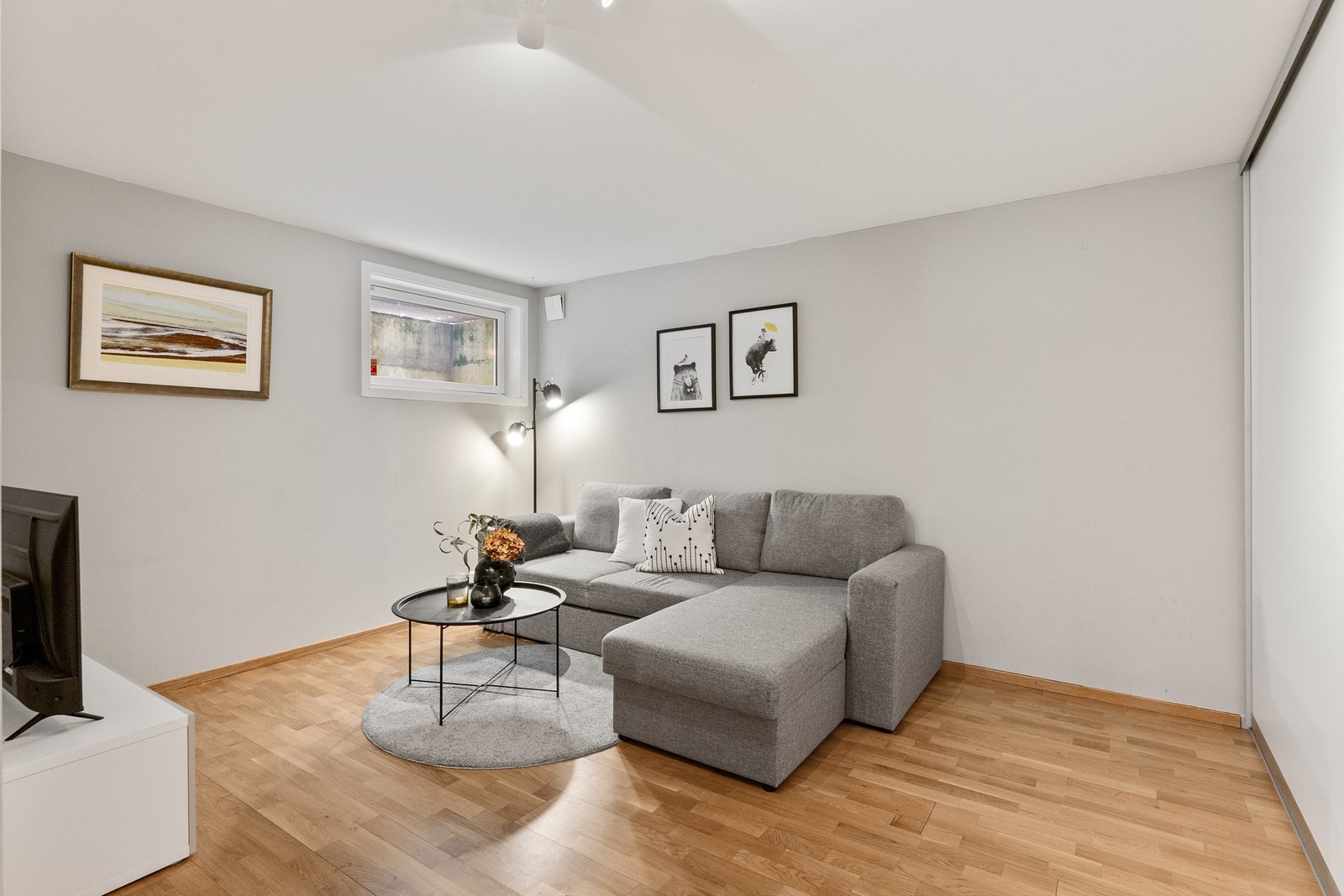 Videre i underetasjen har du en koselig TV-stue (ikke omsøkt/bruksendret) og stor skyvedørsgarderobe Galleribilde