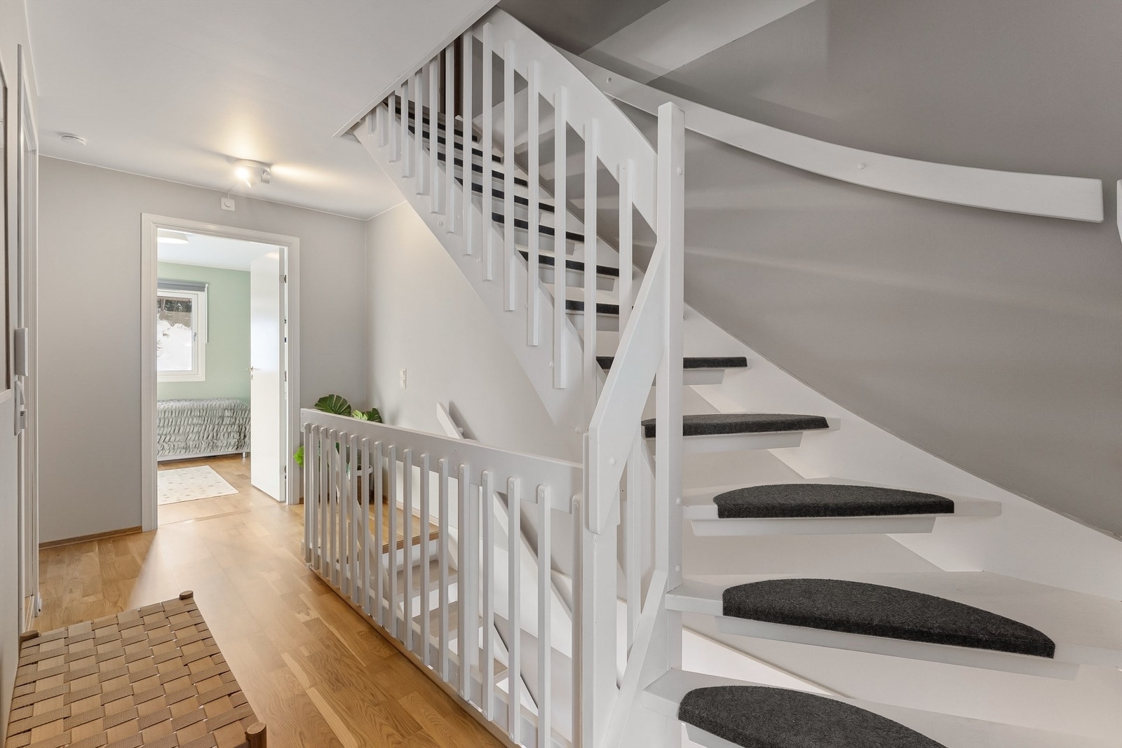 I 2. etasjen finner du soveromsavdelingen med tre gode soverom, garderobe og baderom Galleribilde