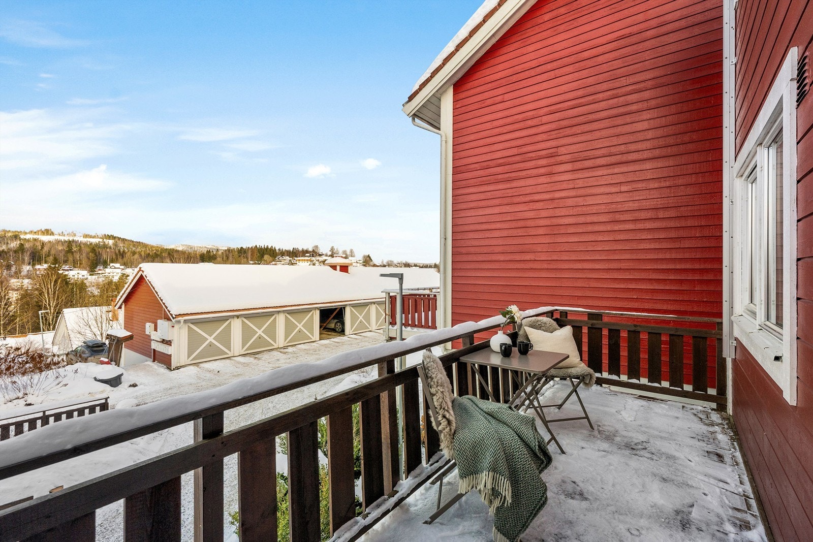 Ved kjøkkenet har du en veranda på 8 kvm. Verandaen er nordvestvendt Galleribilde