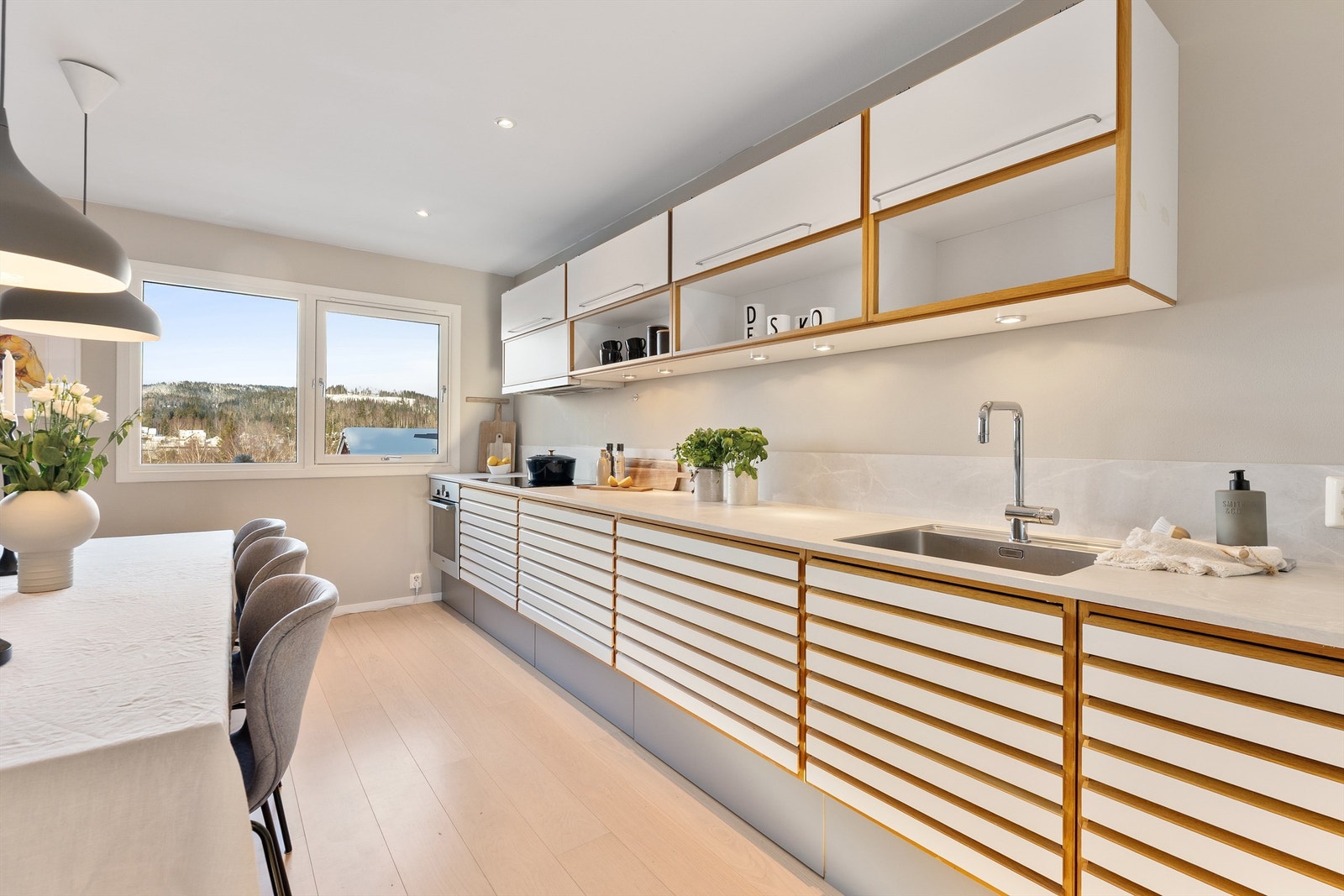 Kjøkkenet fra Unoform har en stilren og funksjonell innredning med slette fronter, sokkelskuffer og benkeplate i laminat Galleribilde