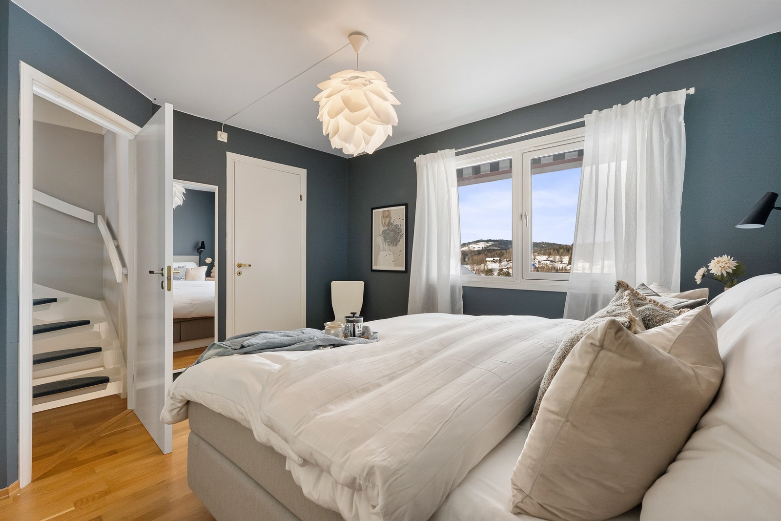 Soverommet har adkomst til garderobe / bod Galleribilde