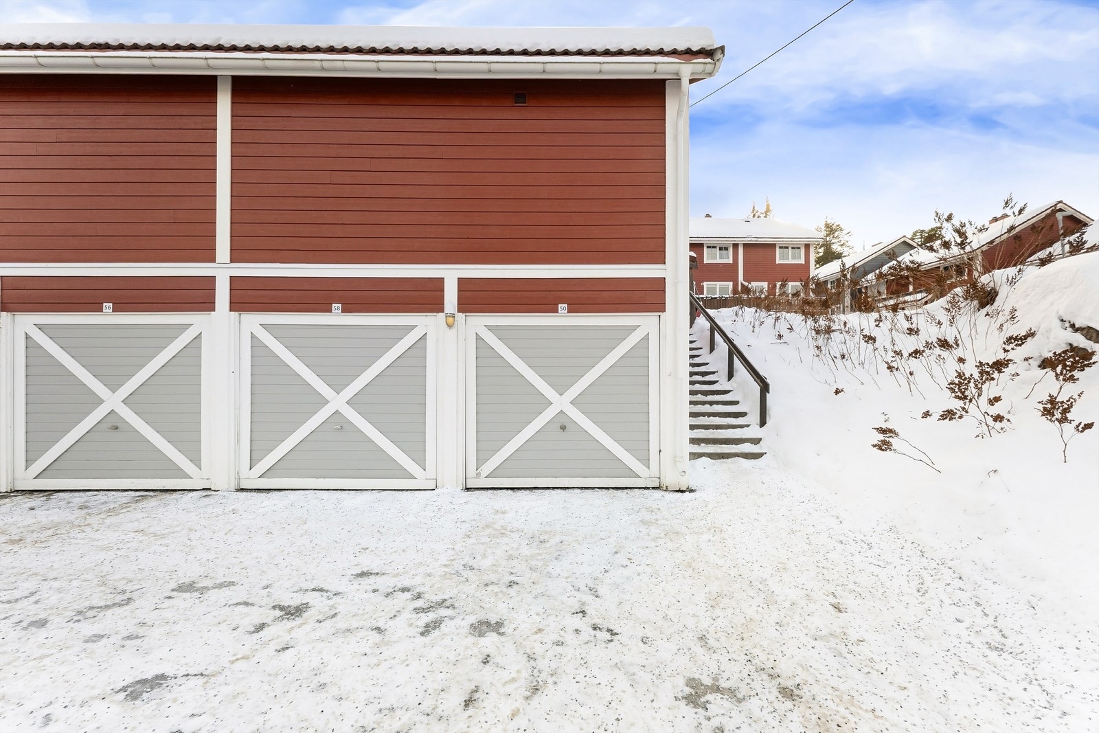 Boligen disponerer egen garasjeplass med lader for elbil i felles garasjerekke som er plassert på Huseierforeningens tomt. I tilknytning til dette disponerer man også egen biloppstillingsplass ved garasjeplassen Galleribilde