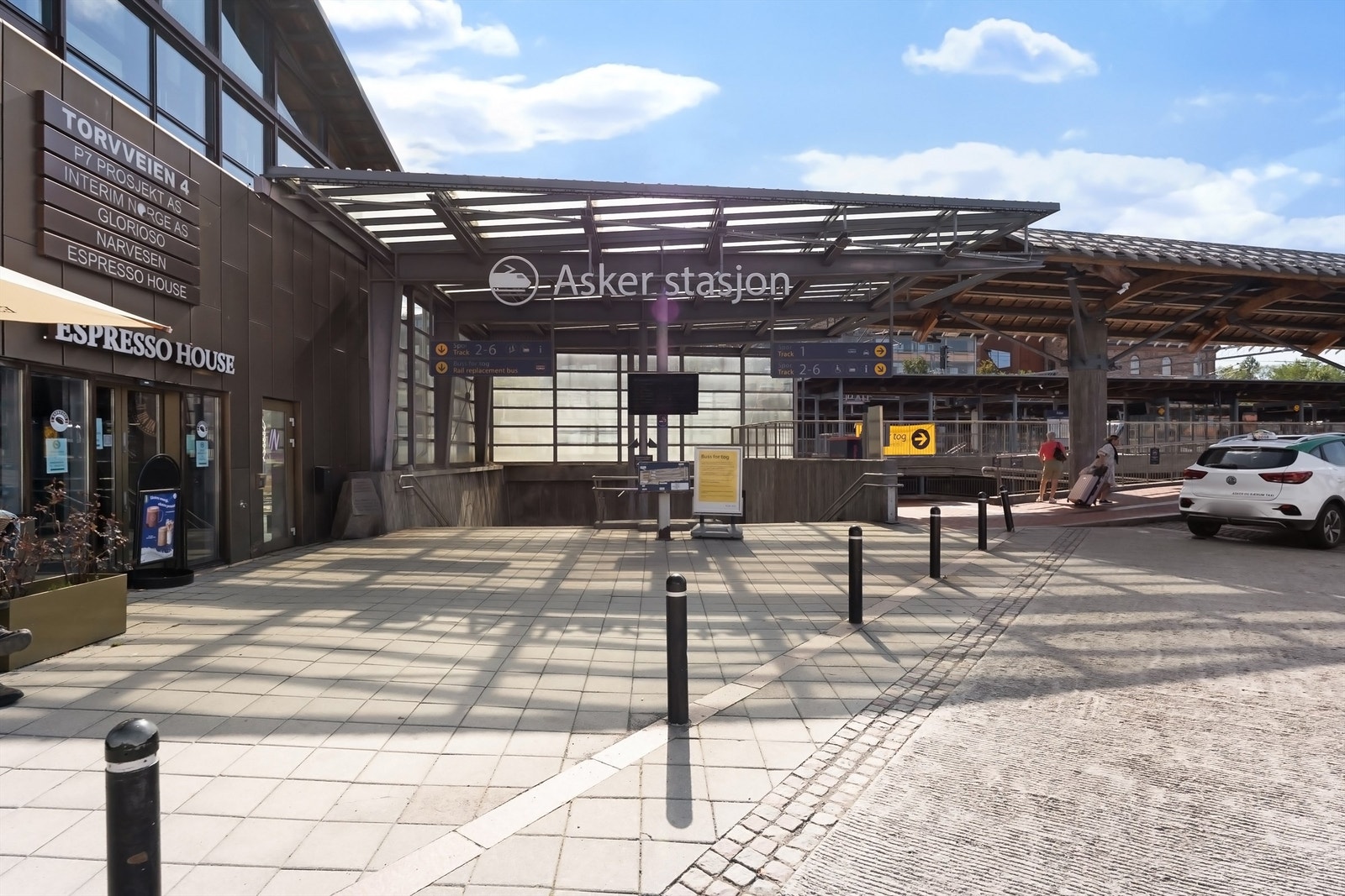 Områdebilde - Asker stasjon er et knutepunkt for offentlig kommunikasjon med hyppe togavganger. Ved stasjonen er det også tilgang på en rekke bussruter Galleribilde