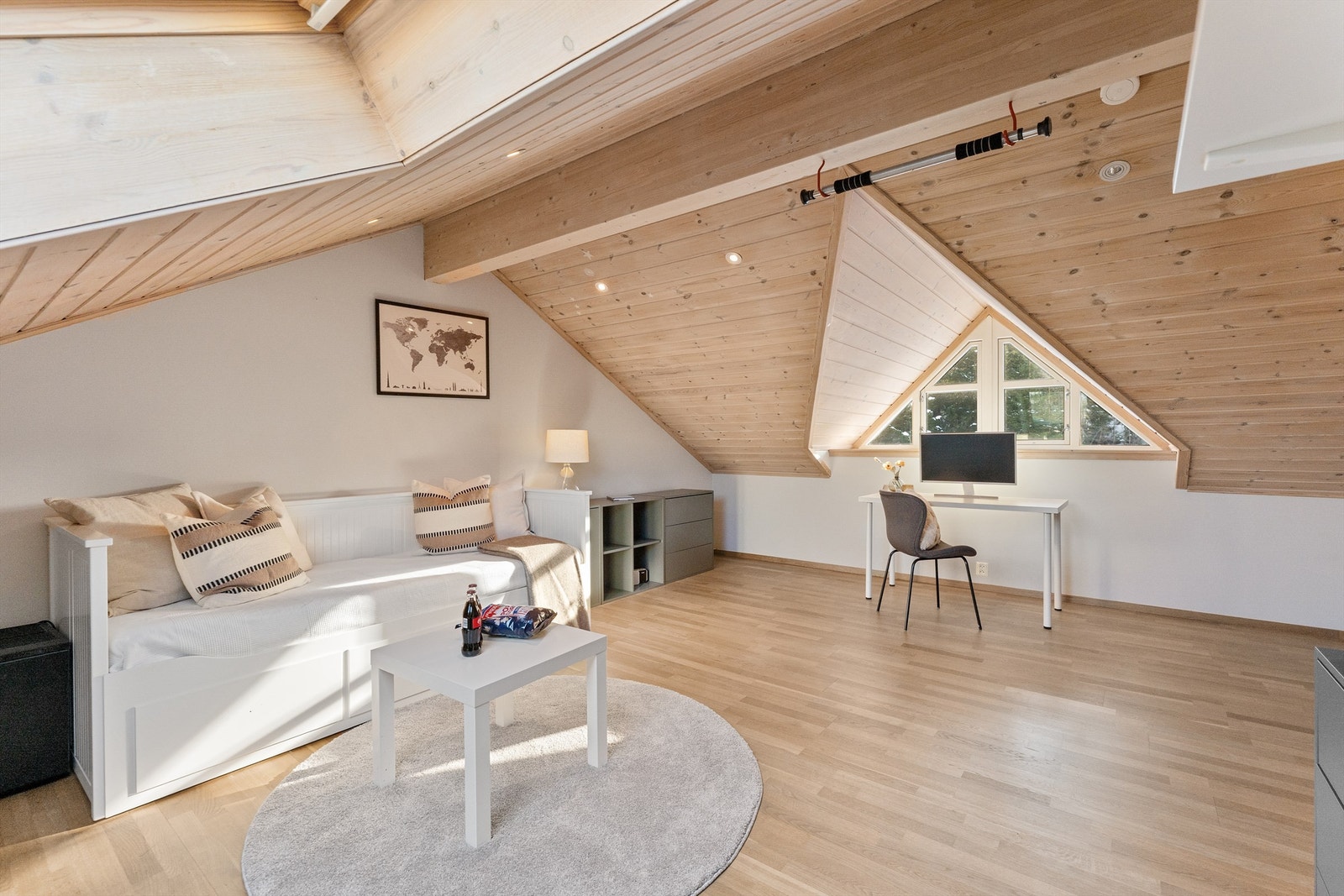 Loftsetasjen gir ekstra plass i form av en lys loftstue (ikke omsøkt/bruksendret) Galleribilde