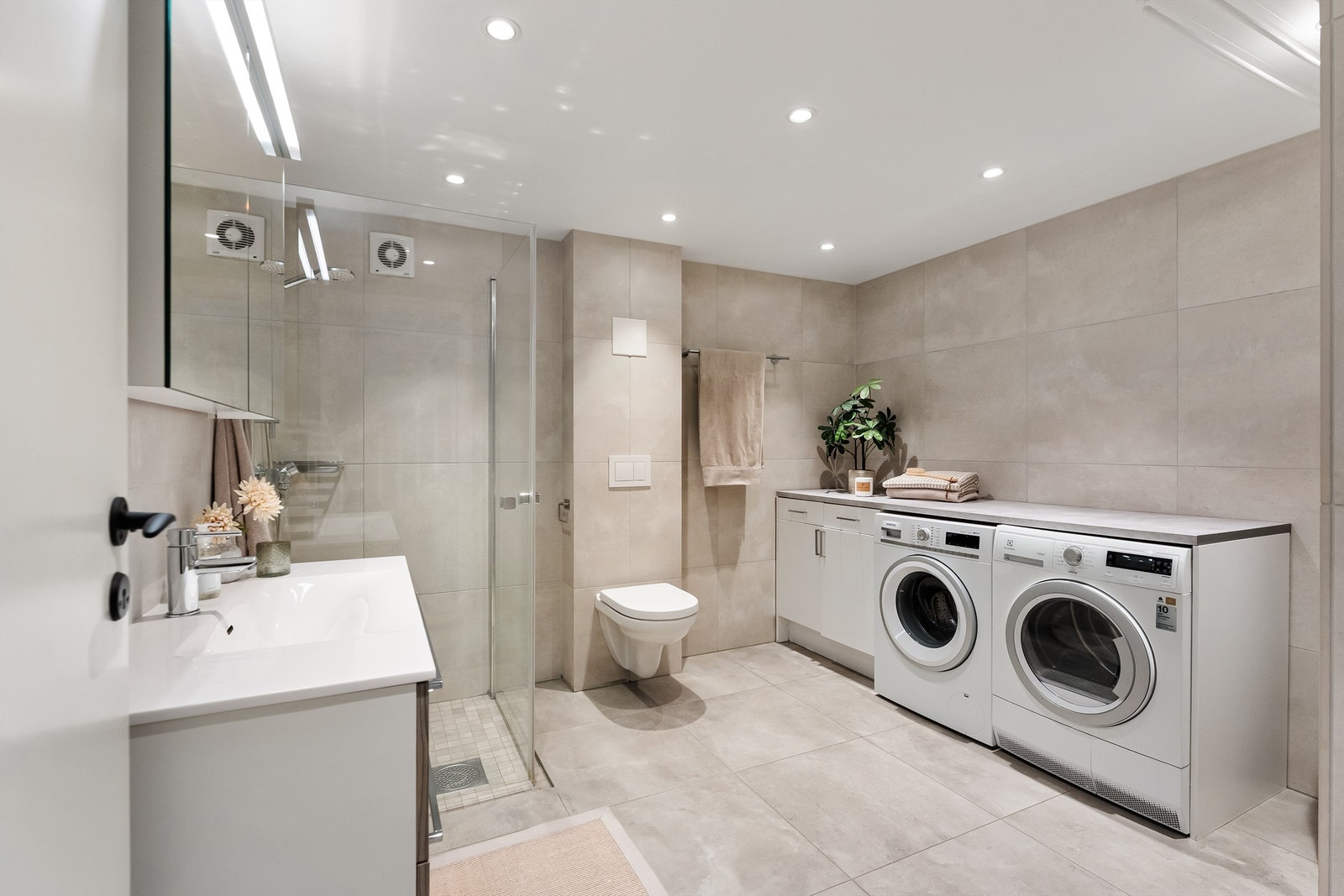 Badet har opplegg for vaskemaskin og tørketrommel Galleribilde