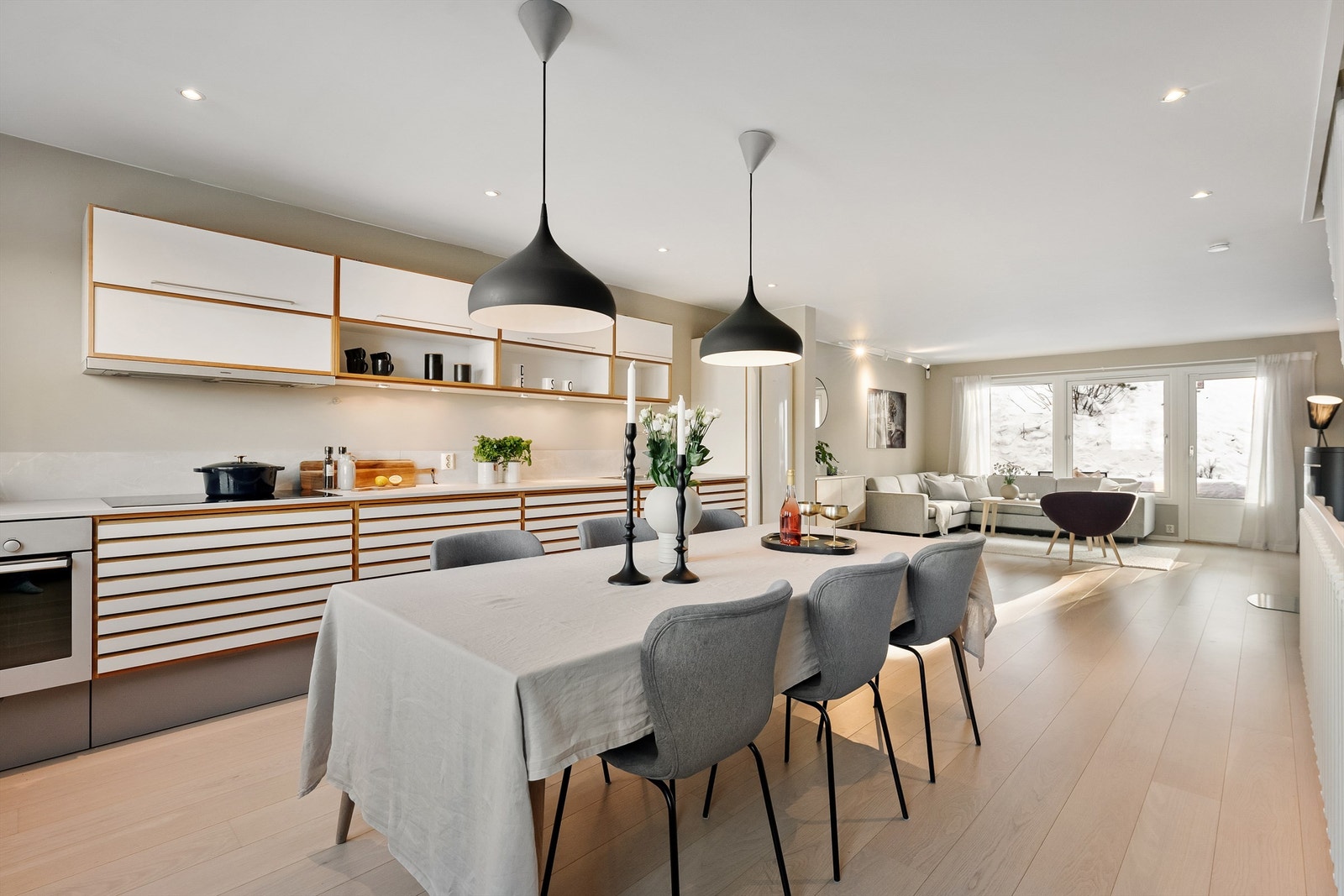 Det er god plass for spisebord på kjøkkenet - her kan du invitere både venner og familie til et godt måltid Galleribilde