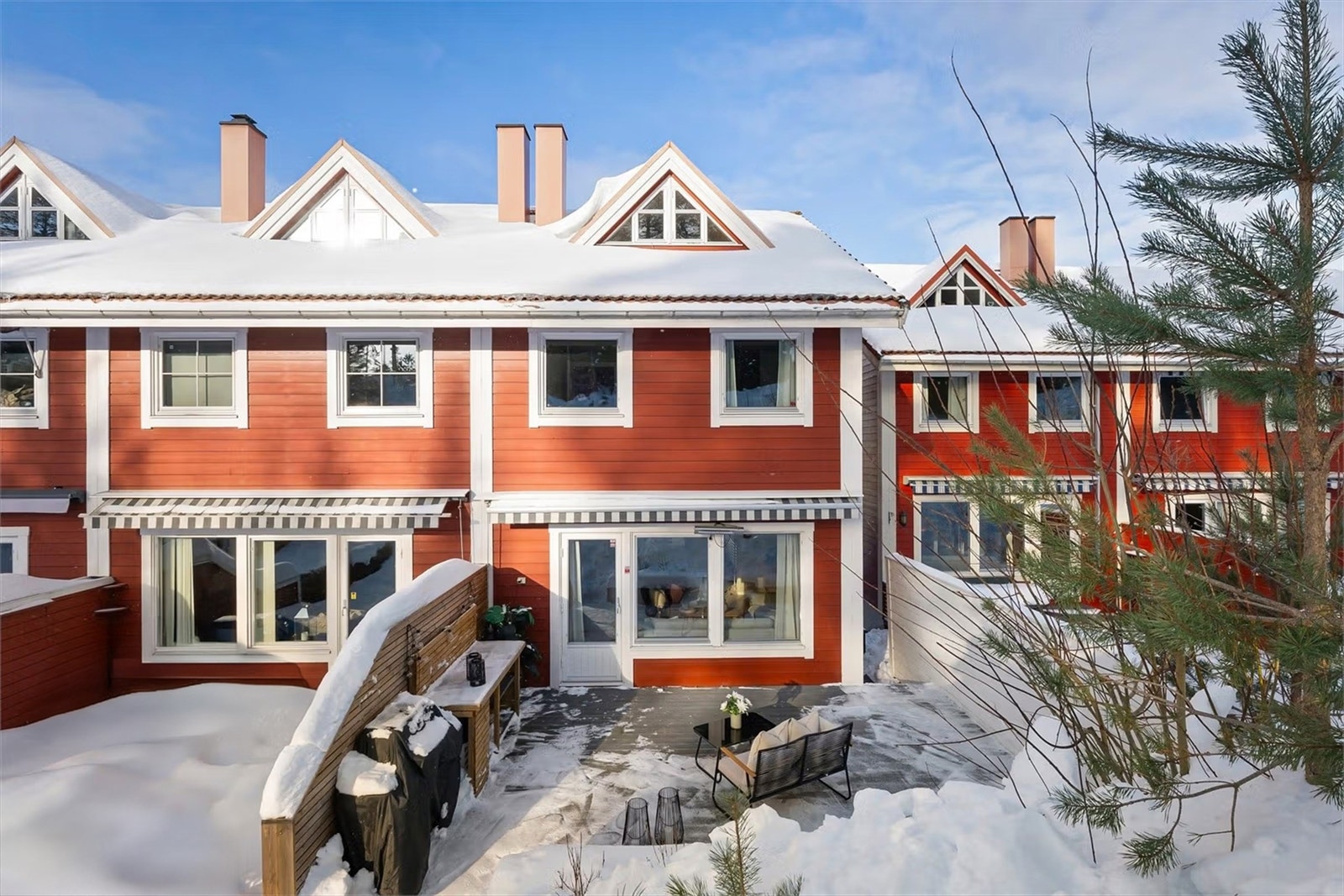 Fra stuen er det utgang til en deilig terrasse på 25 kvm. Terrassen er sydøstvendt Galleribilde