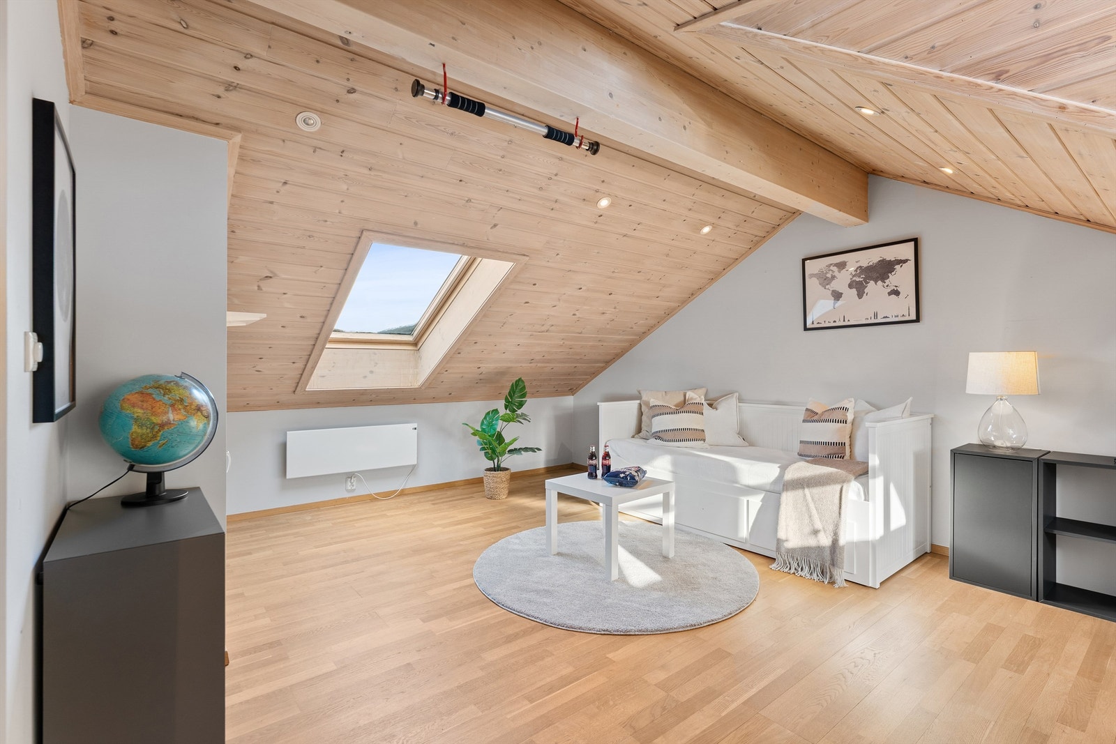 Her kan du bruke plassen til lek, arbeid eller bare som et sted for å slappe av. Loftetasjen benyttes i dag som soverom og stue Galleribilde