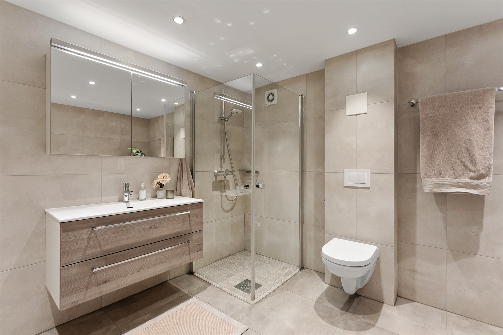 I underetasjen er det et stilrent og lekkert baderom fra 2018 med gulvvarme og downlights Galleribilde