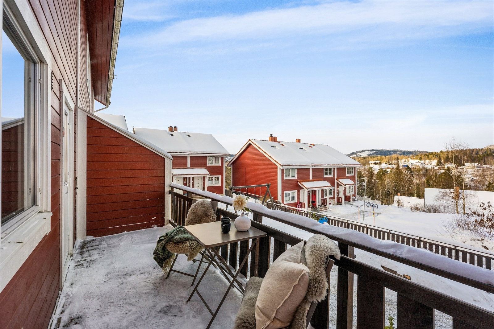 Verandaen ved kjøkkenet har flott utsikt med sol på ettermiddagen og frem til solnedgang Galleribilde