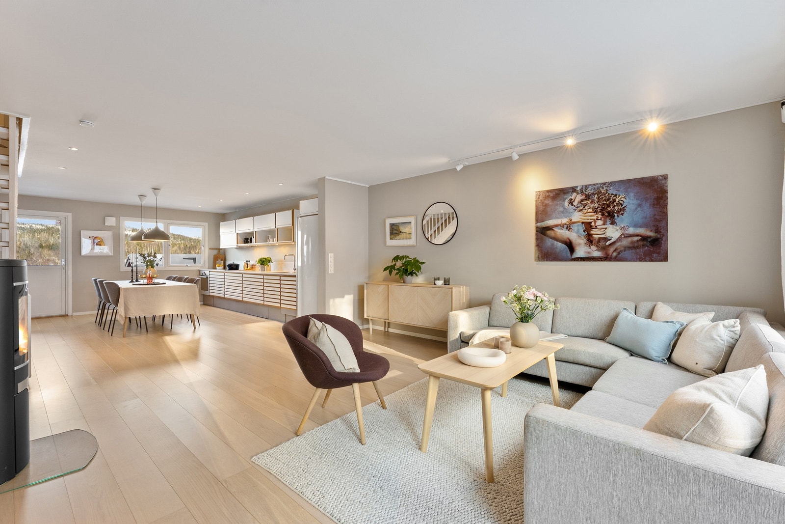 Den åpne planløsningen gir et sosialt og hyggelig samlingsrom i boligen Galleribilde