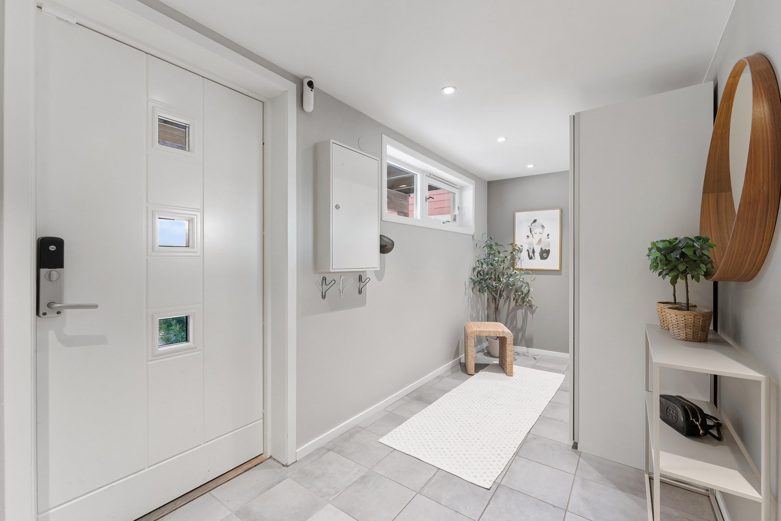 Innbydende og romslig entré med god plass for yttertøy og sko Galleribilde