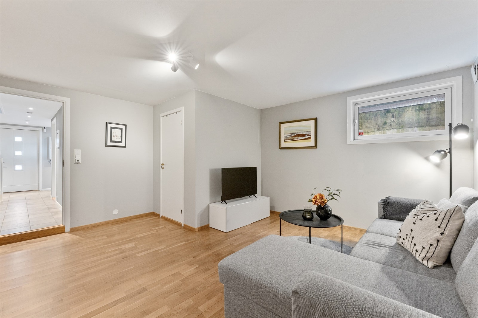 Fra tv-stuen er det en bod for oppbevaring Galleribilde