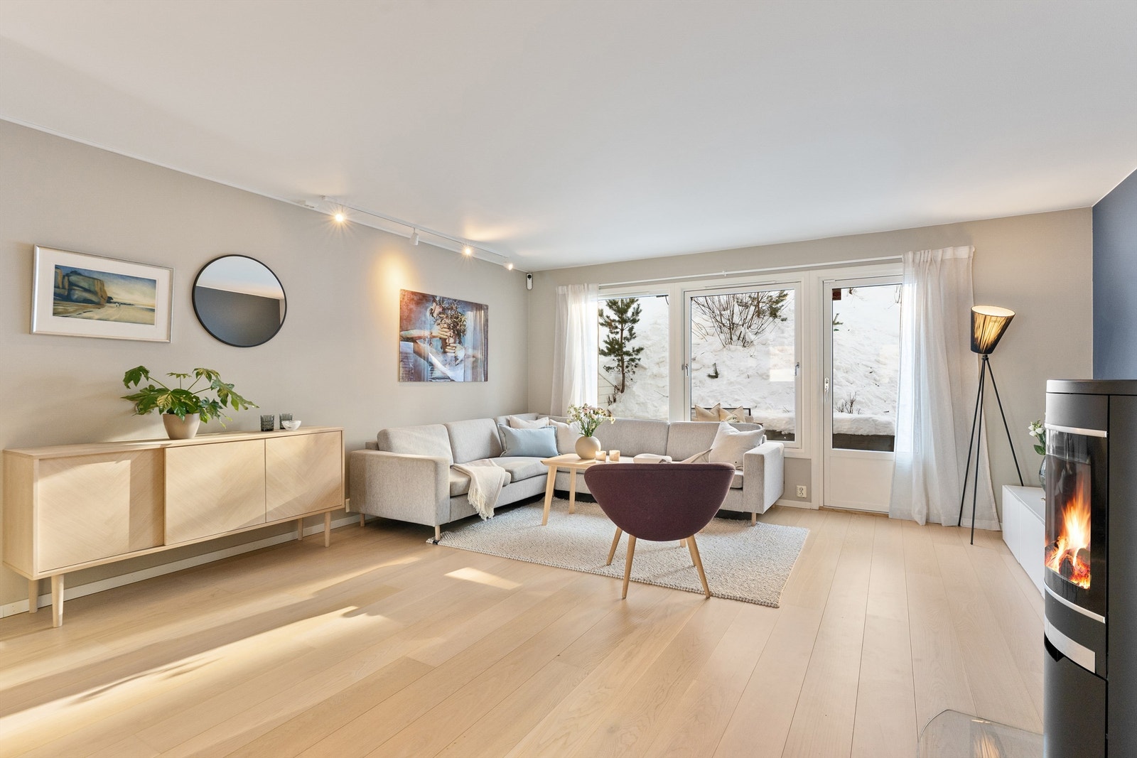 I første etasje har du stue og kjøkken, som skaper et lyst og åpent fellesrom Galleribilde