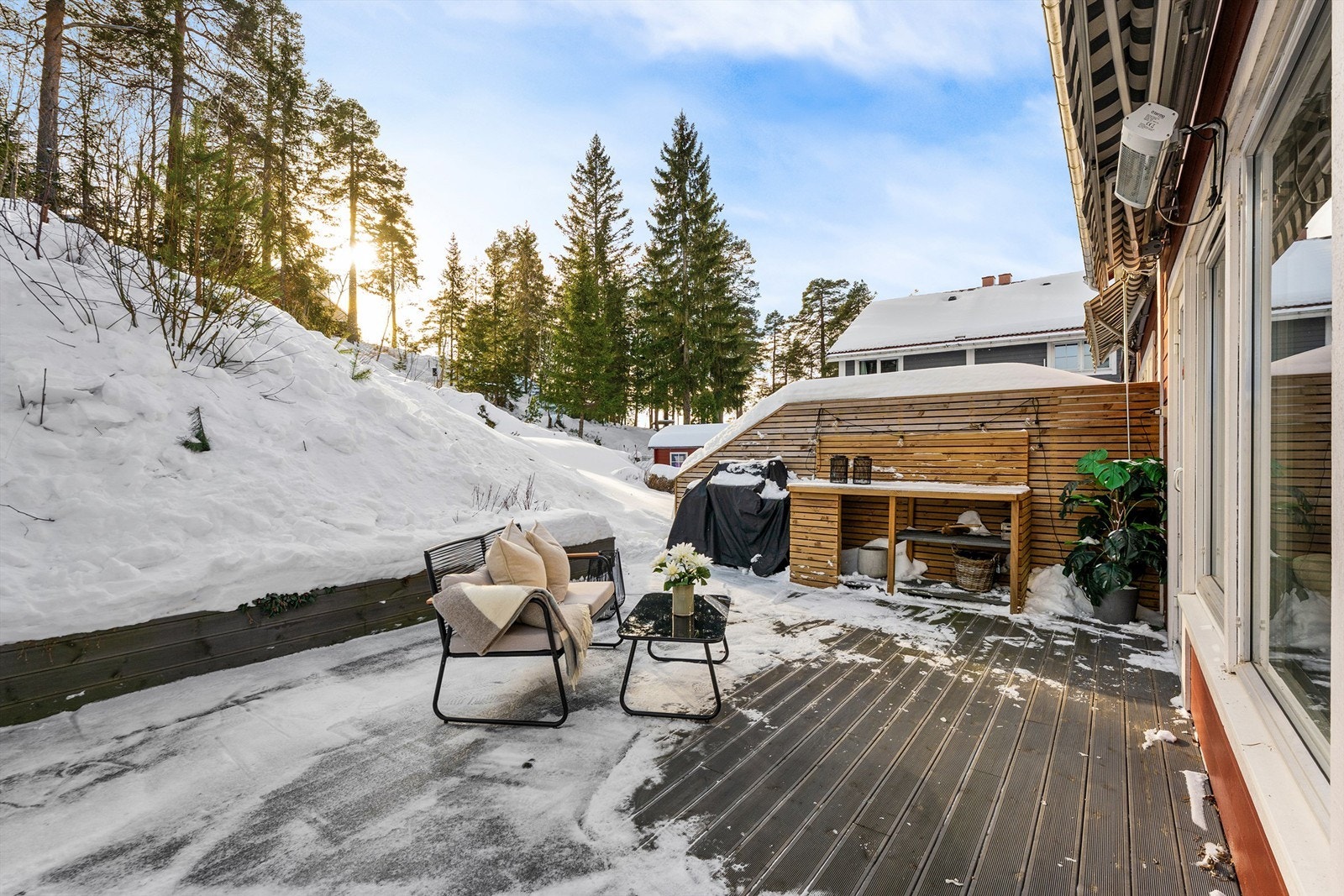 Utvendig byr boligen på solrike uteplasser. Terrassen er uten innsyn fra naboer foran Galleribilde