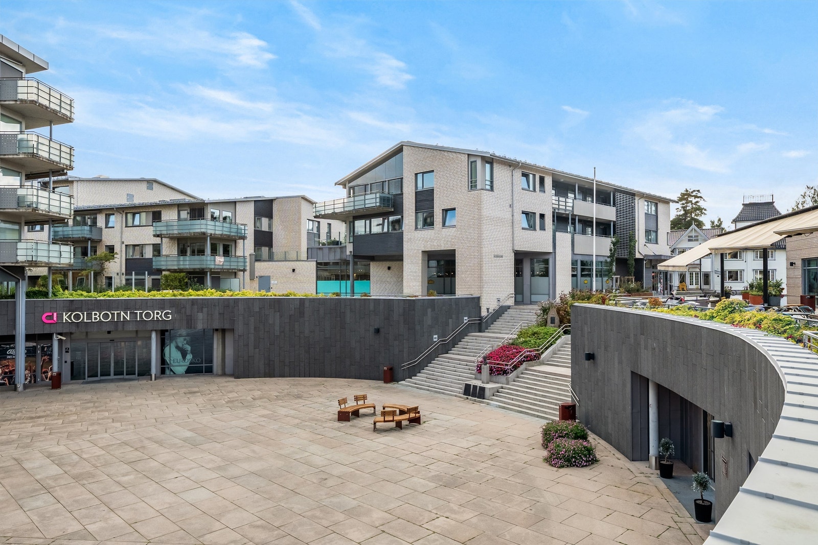 Kolbotn torg er kun noen meter unna, og byr på alt du trenger i hverdagen! Galleribilde