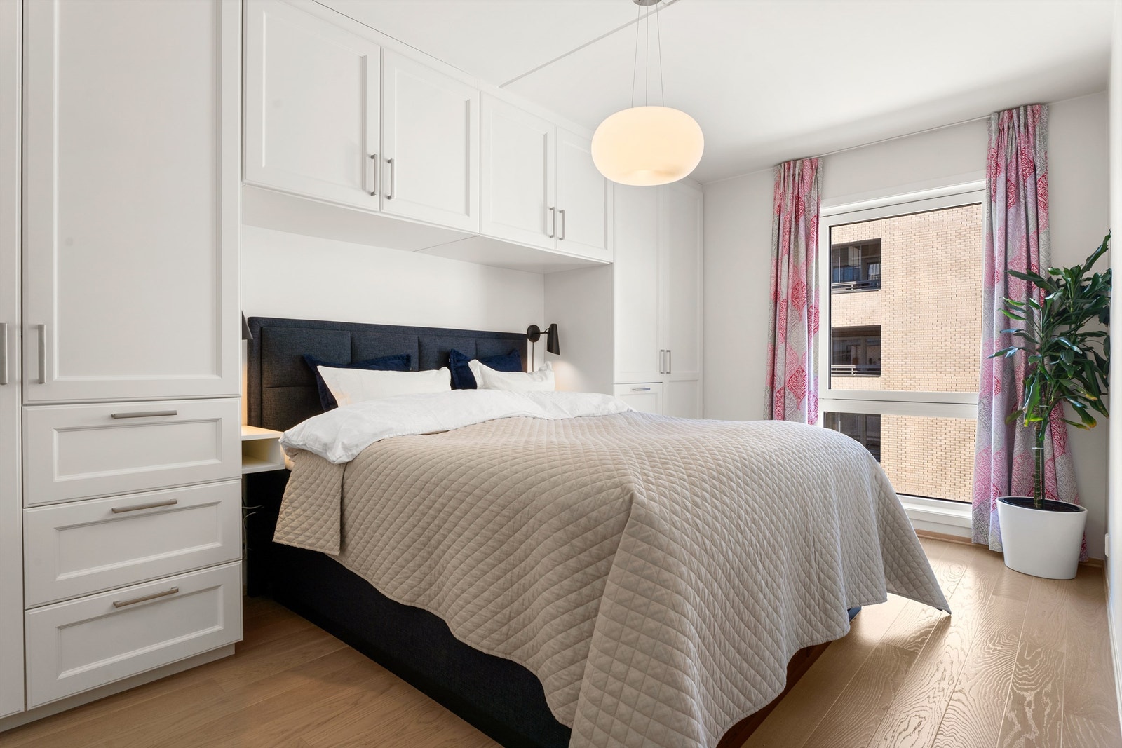 Hvovedsoverom - Plassbygget skapløsning med god plass til dobbeltseng og tilhørende nattbord. Galleribilde