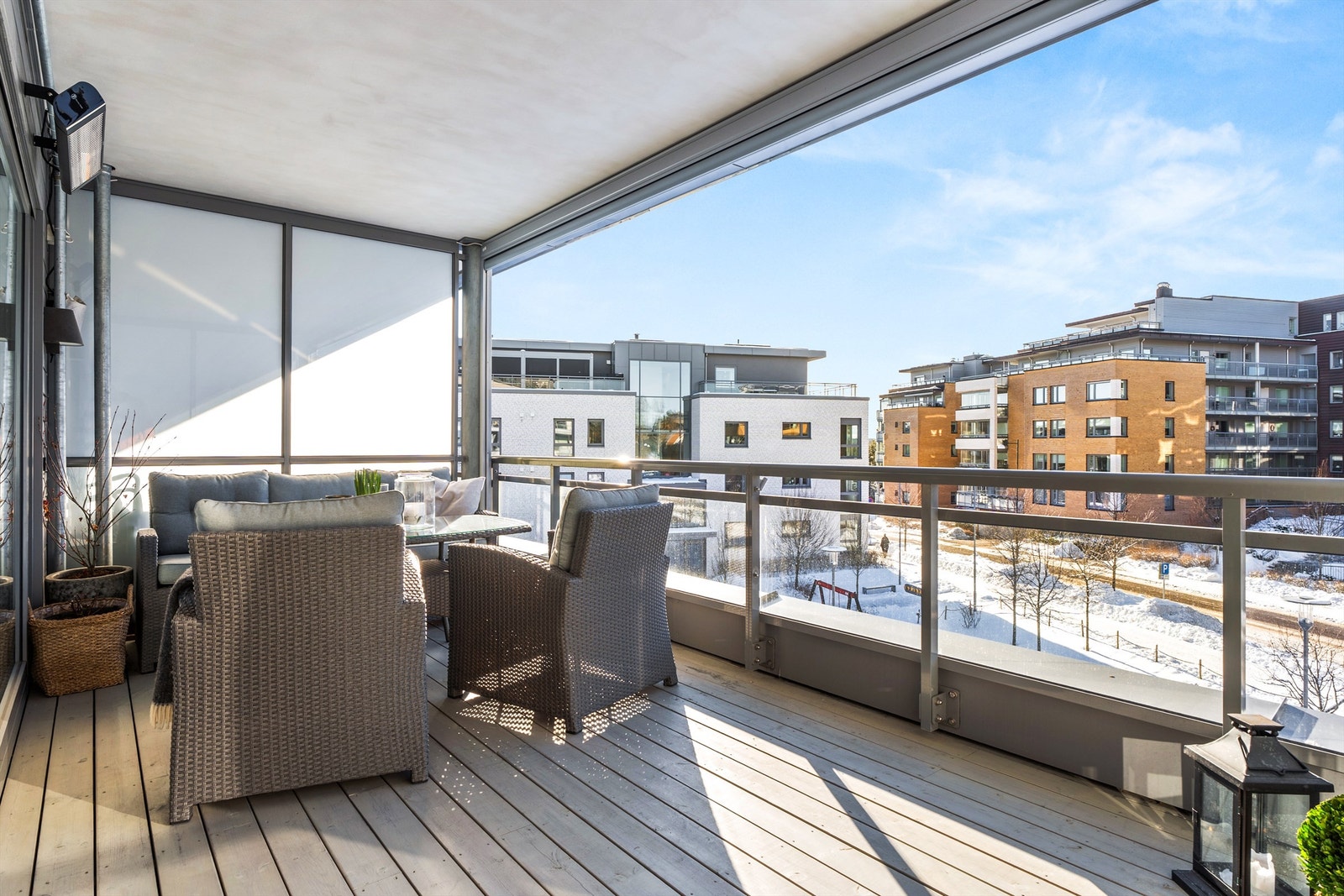 Med fasiliteter som solrike uteplasser, heis, garasje med el-billader og sentral beliggenhet? Da er denne boligen noe for deg! Foto: Oh Shots Galleribilde