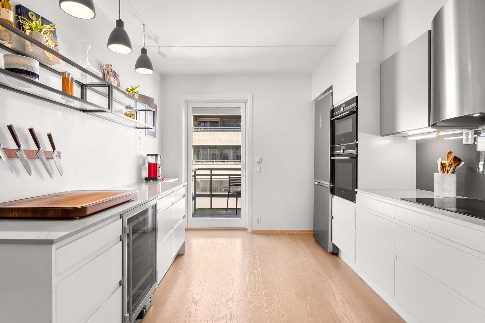 kjøkkenet fremstår moderne og delikat med lys benkeplate i stein. Galleribilde