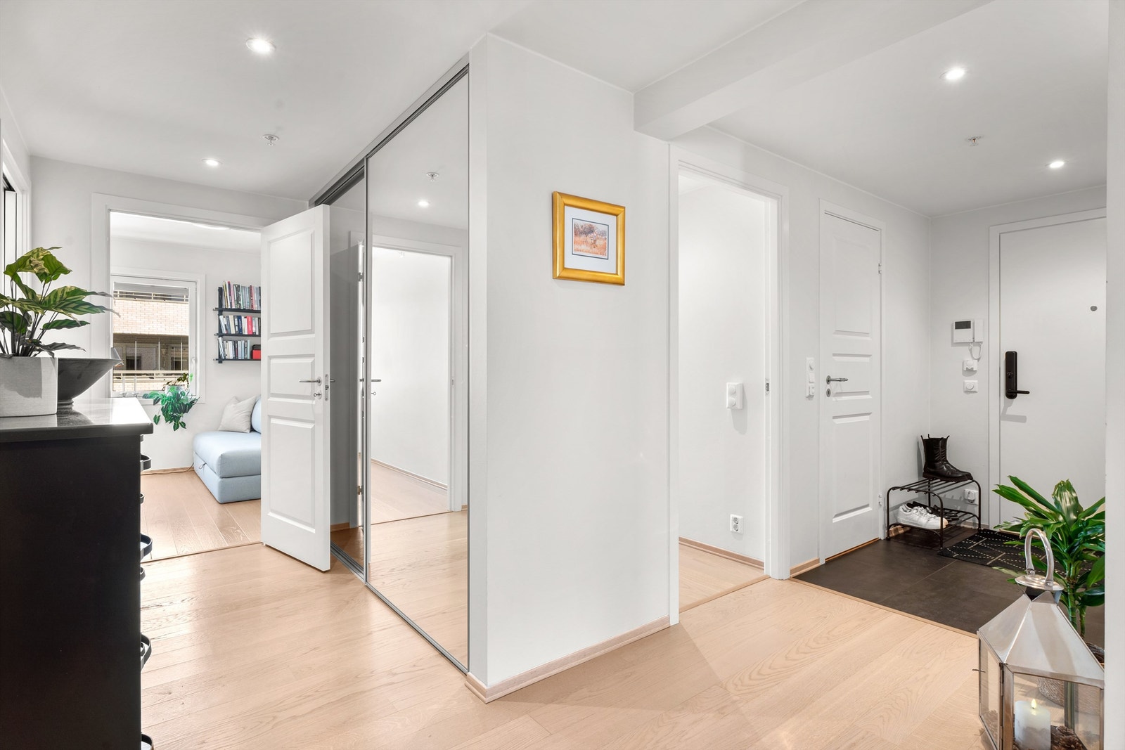 Via gangen tar vi deg videre til boligens bad, gjestetoalett, to soverom og entré. Galleribilde