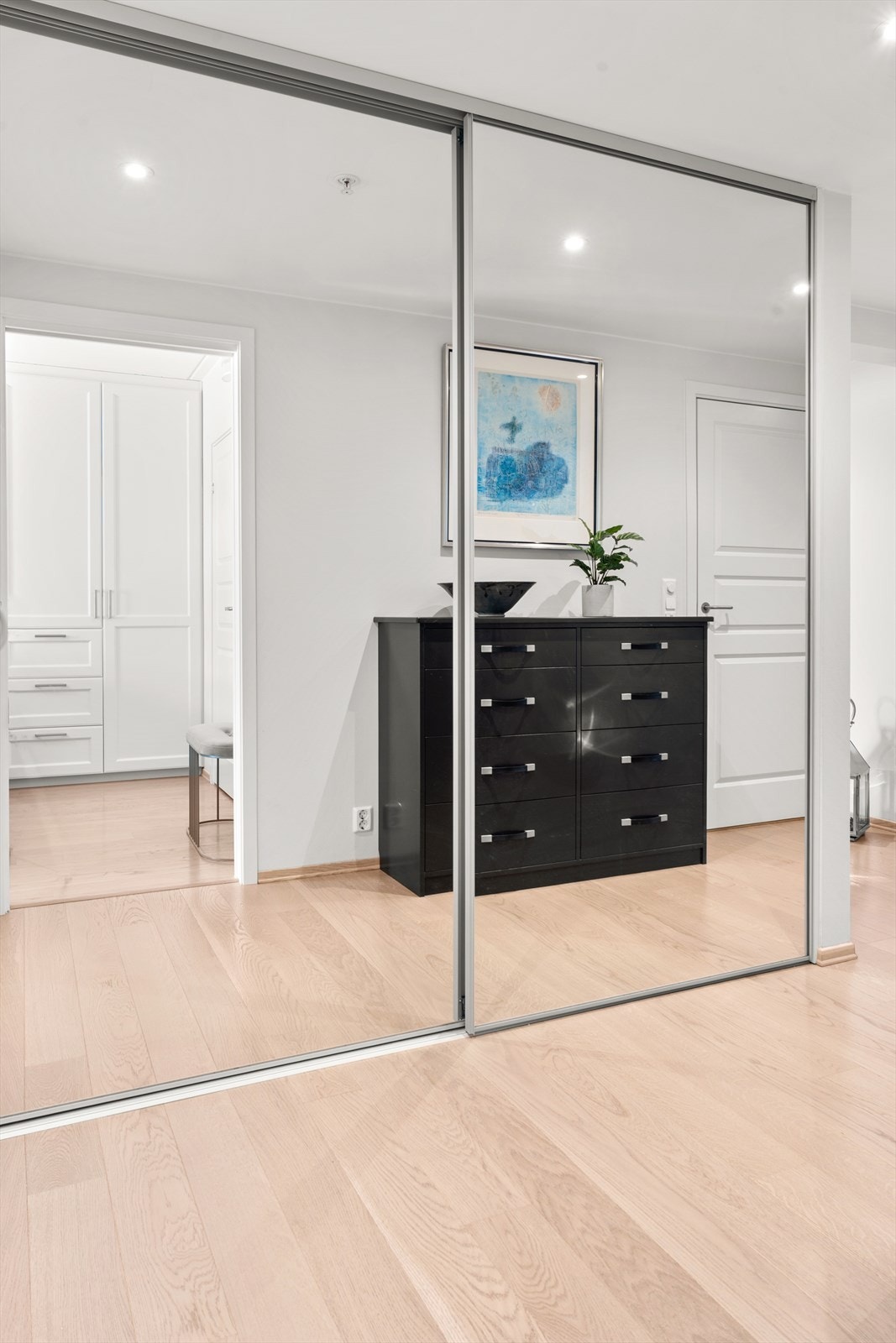I boligens gang får du stor speilskyvedørsgarderobe. Galleribilde
