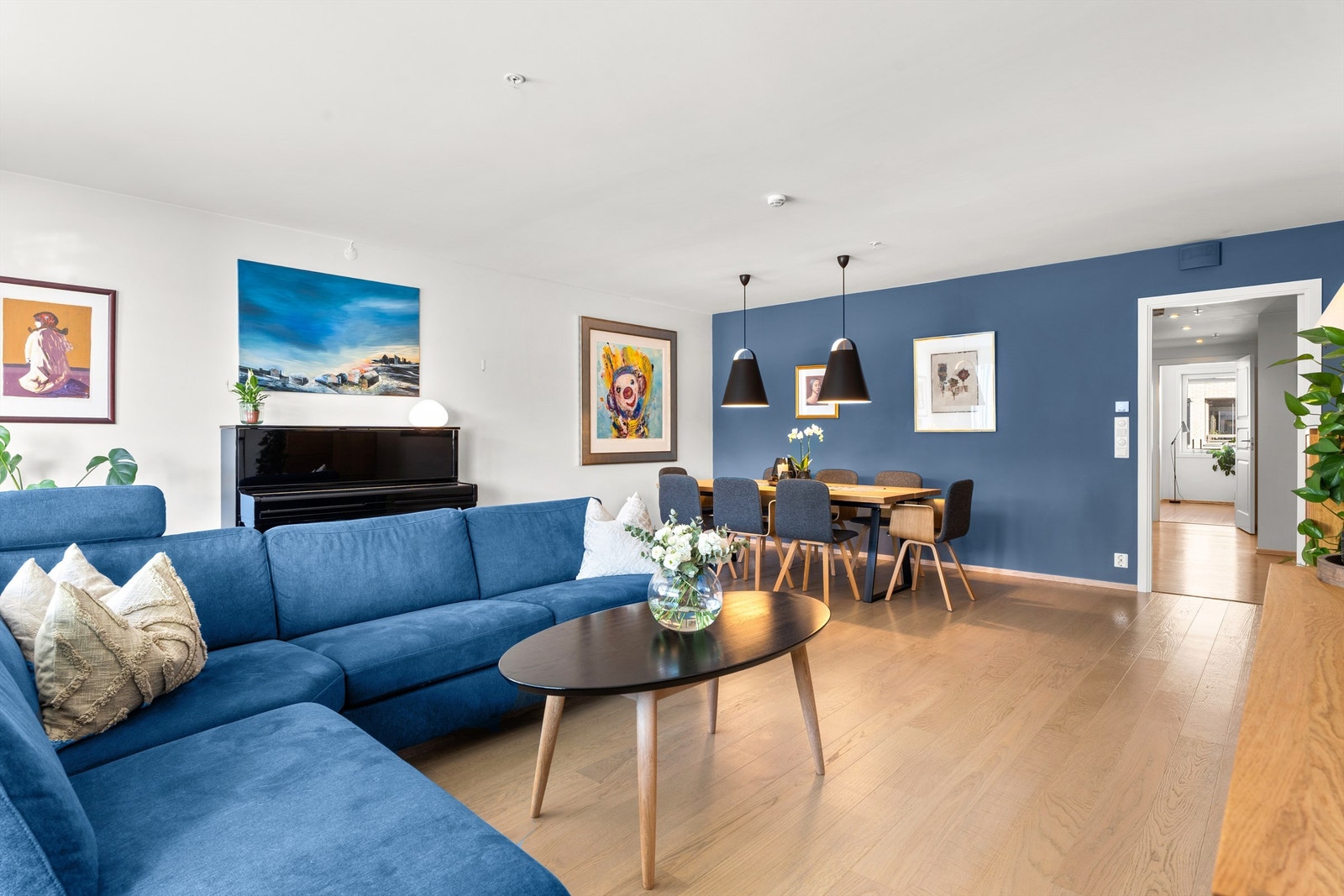 Stuen har god plass til stor spisegruppe til hele familien. Galleribilde