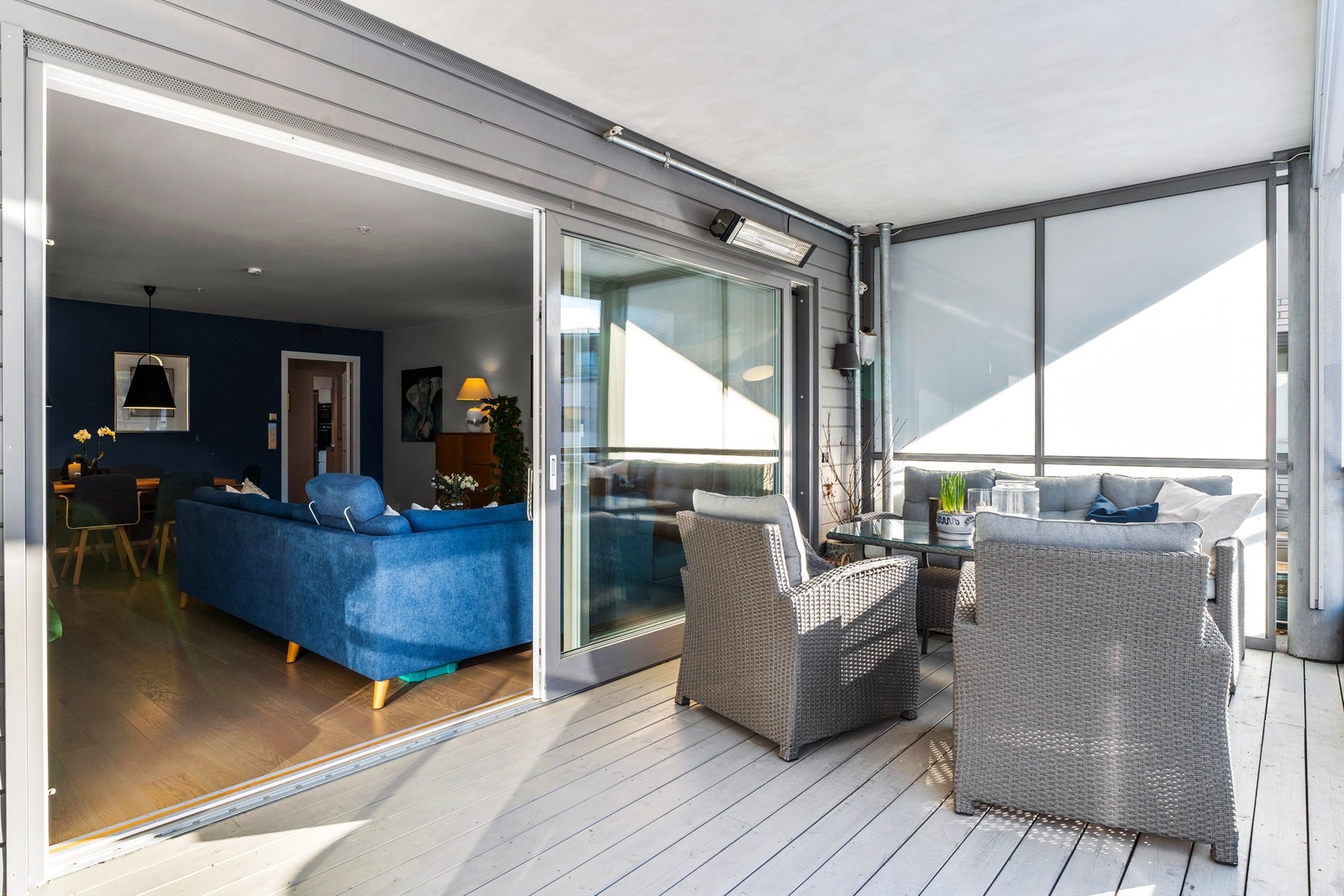Hovedbalkongen har utgang fra stuen via store skyvedører - Utvendig zip-sceen på hele bredden av balkongen. Galleribilde